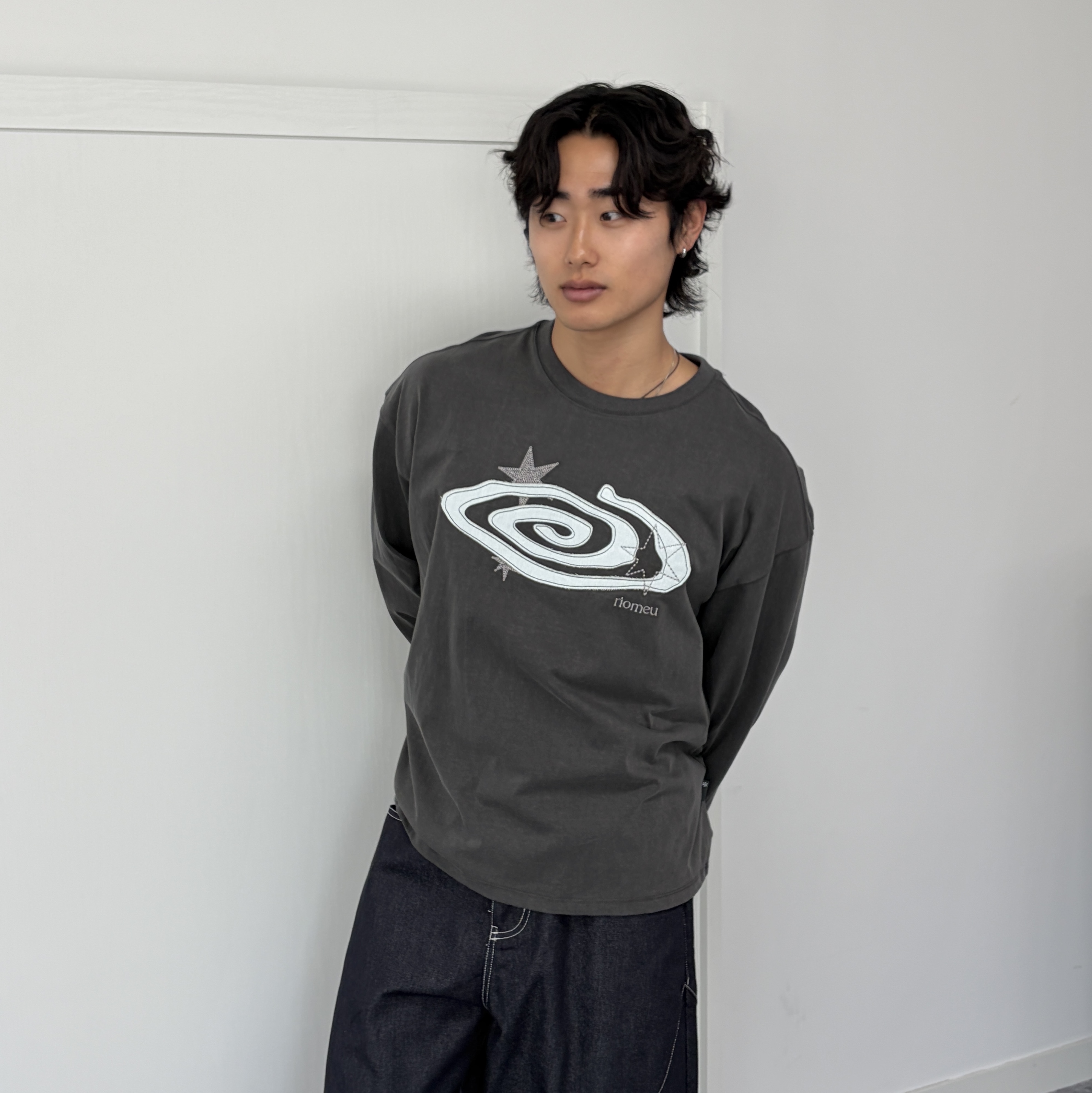 Riomeu Denim Appliqué Long Sleeve T-shirt Charcoal 착용 스타일 - 1