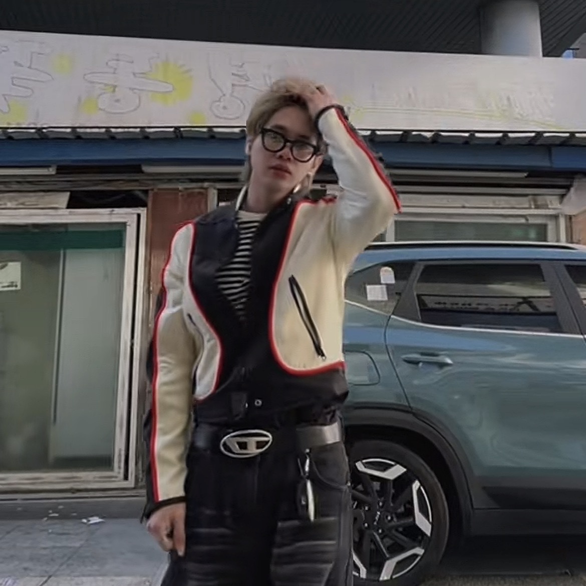 Diesel J-Blink Biker Jacket in Colour-Block Nylon Black White, Diesel B-1DR Leather Belt with D Buckle Black 착용 스타일