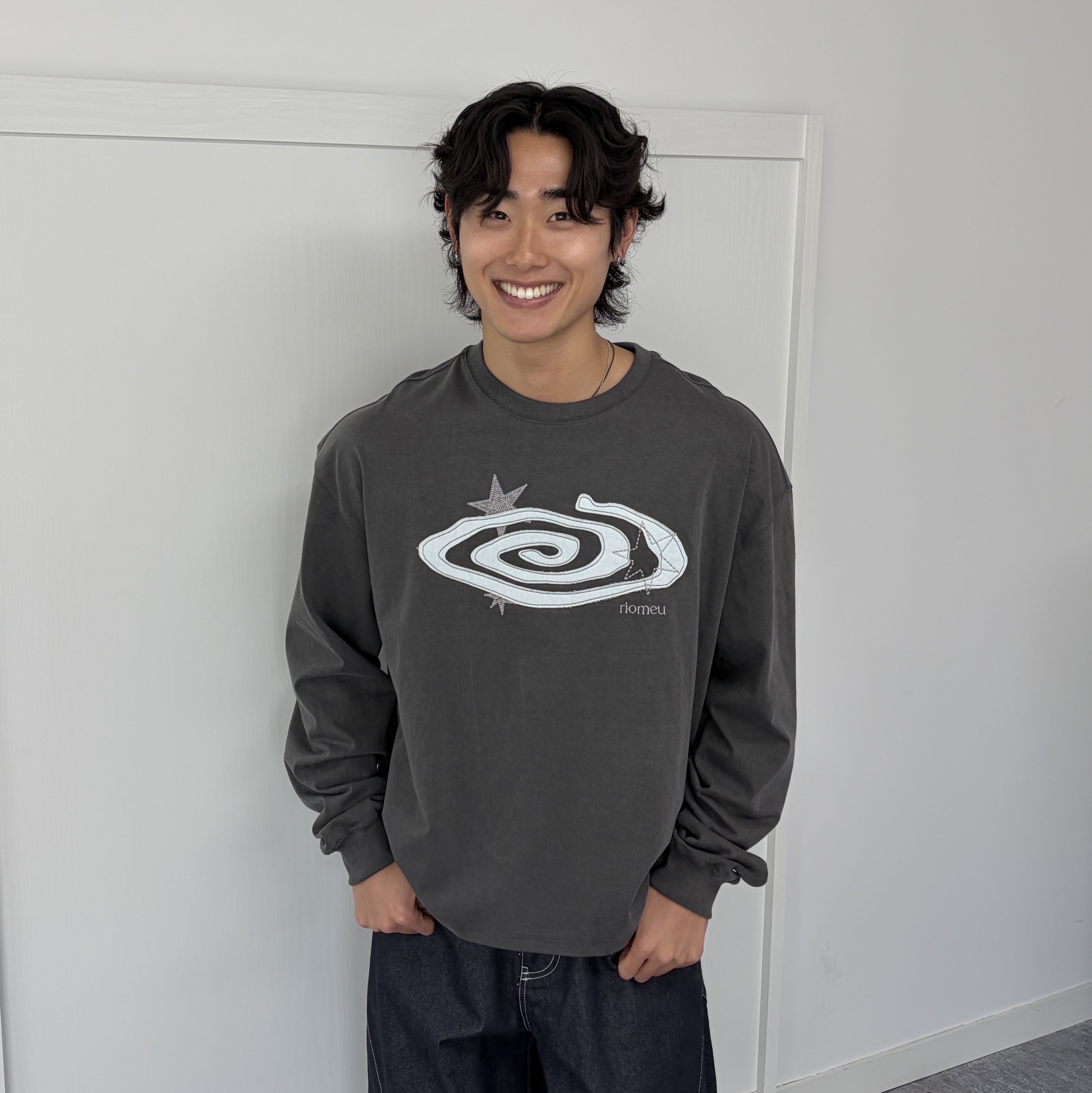 Riomeu Denim Appliqué Long Sleeve T-shirt Charcoal 착용 스타일 - 3