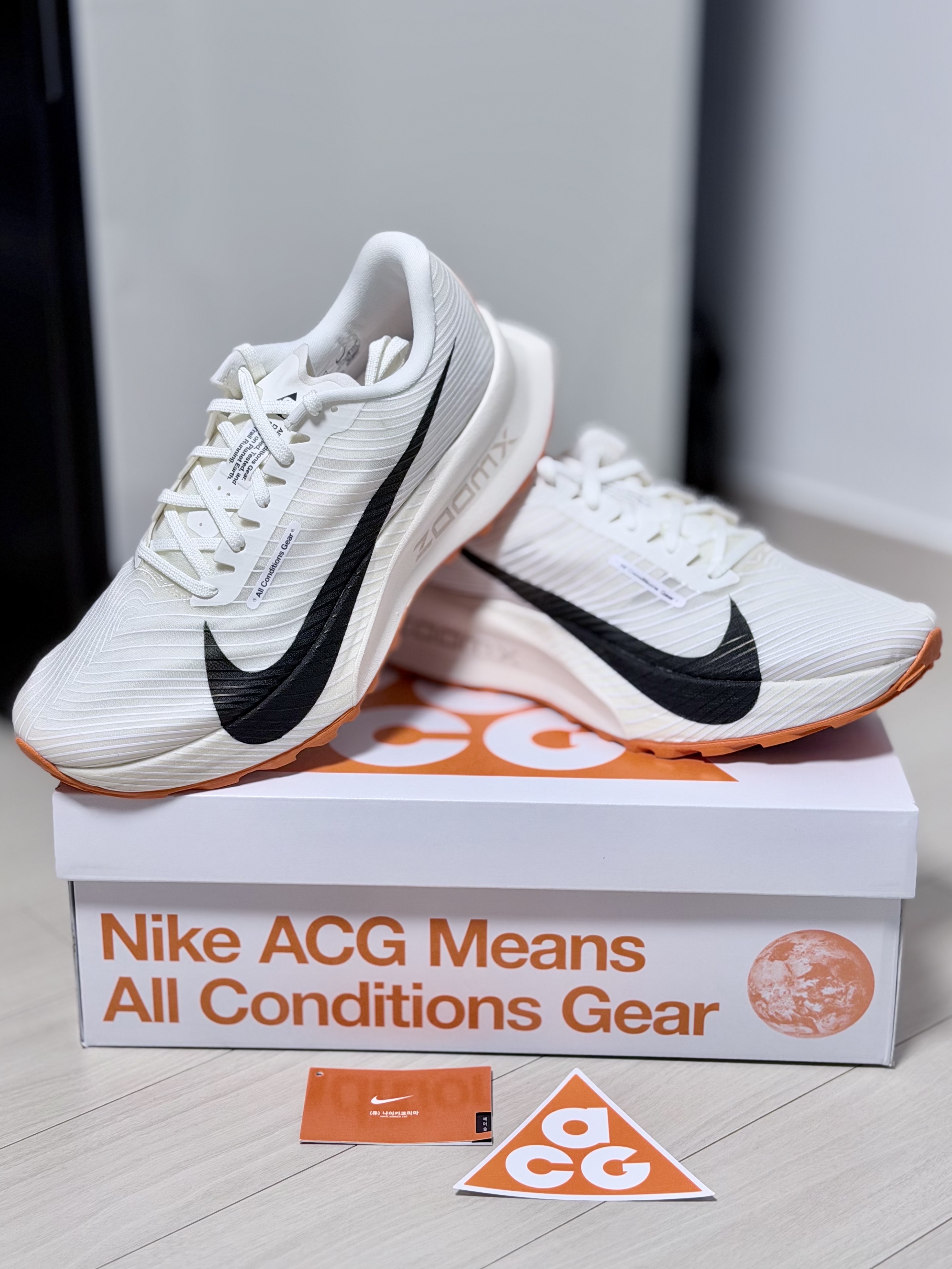 Nike ACG Ultrafly Trail Sail White Safety Orange 착용 스타일