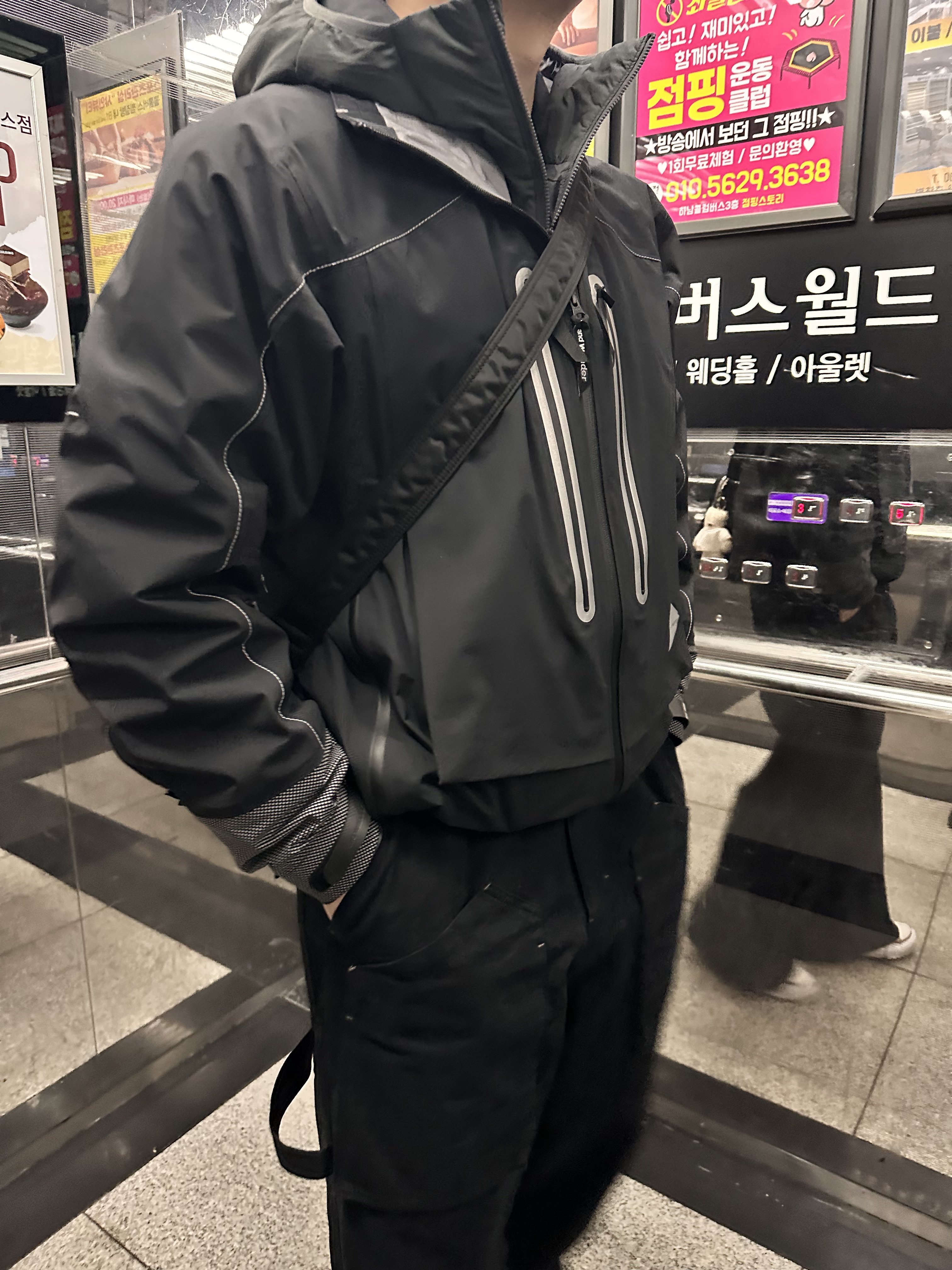 And Wander Pertex Shield Rain Jacket Black, Needles x Beaver H.D. Track Pants Poly Smooth Royal 착용 스타일 - 4
