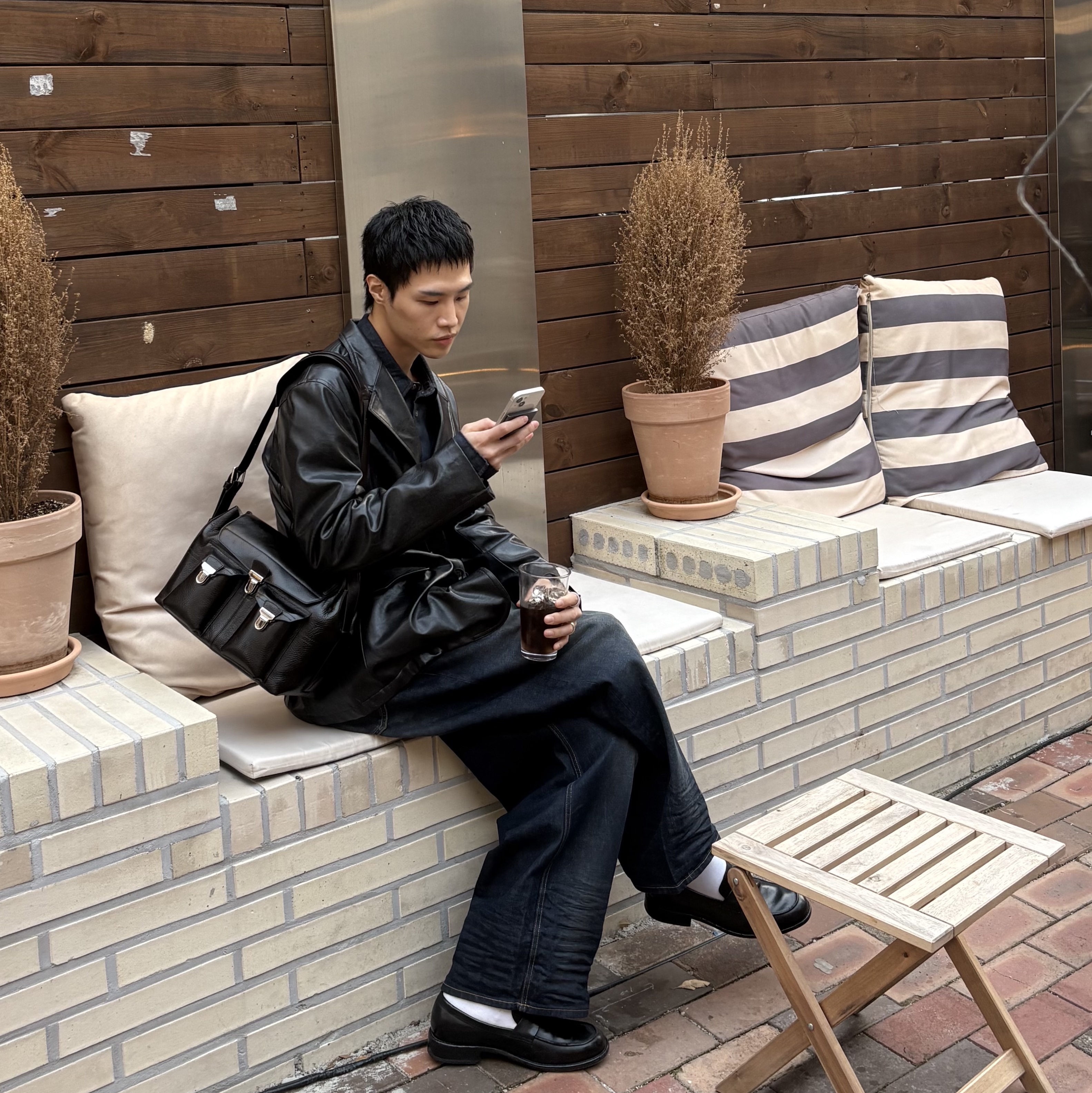 Lemaire Glossy Vegetable Leather Medium Gear Bag Espresso 착용 스타일
