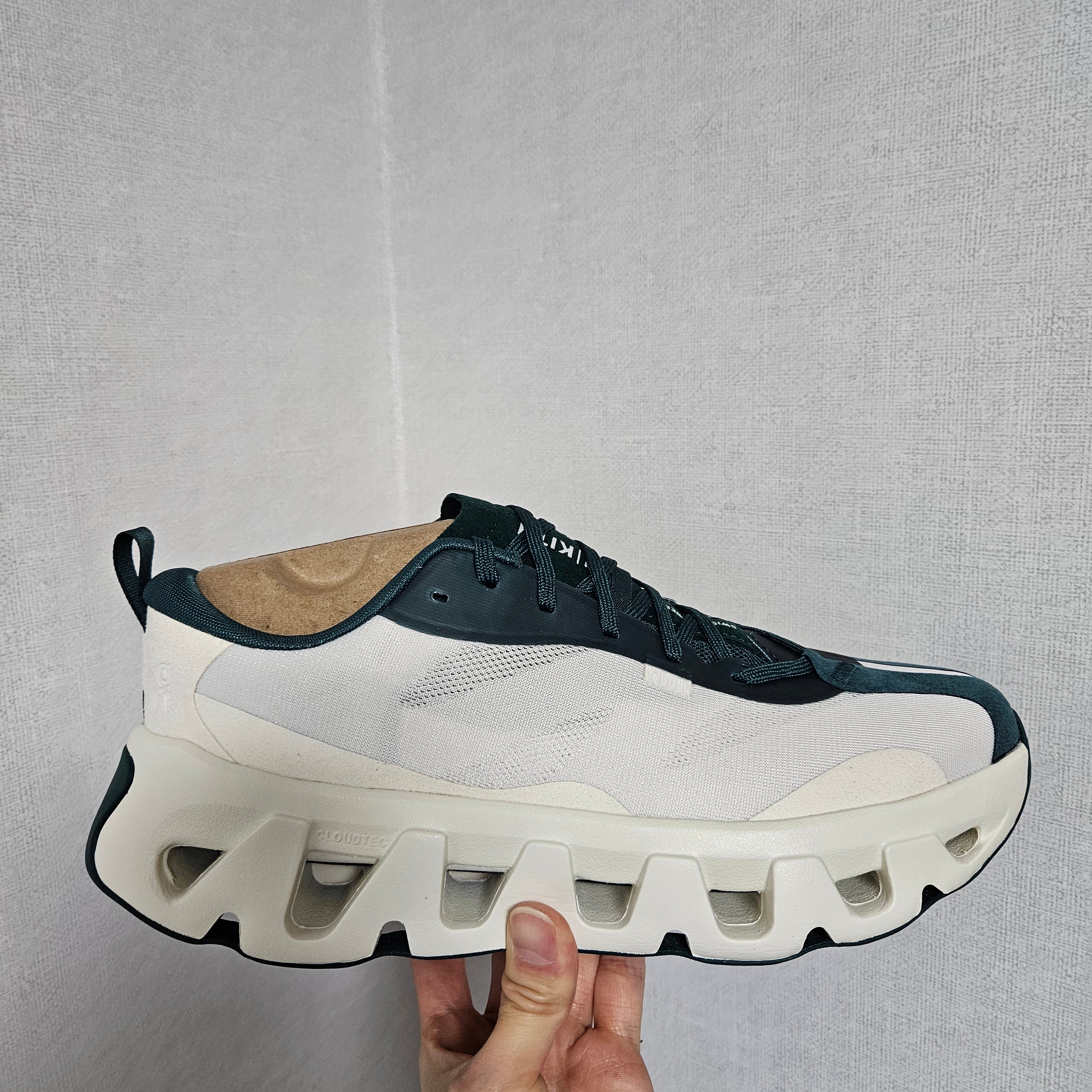 On Running x Kith K-Tech 1 Tofu Sea Moss 착용 스타일 - 1