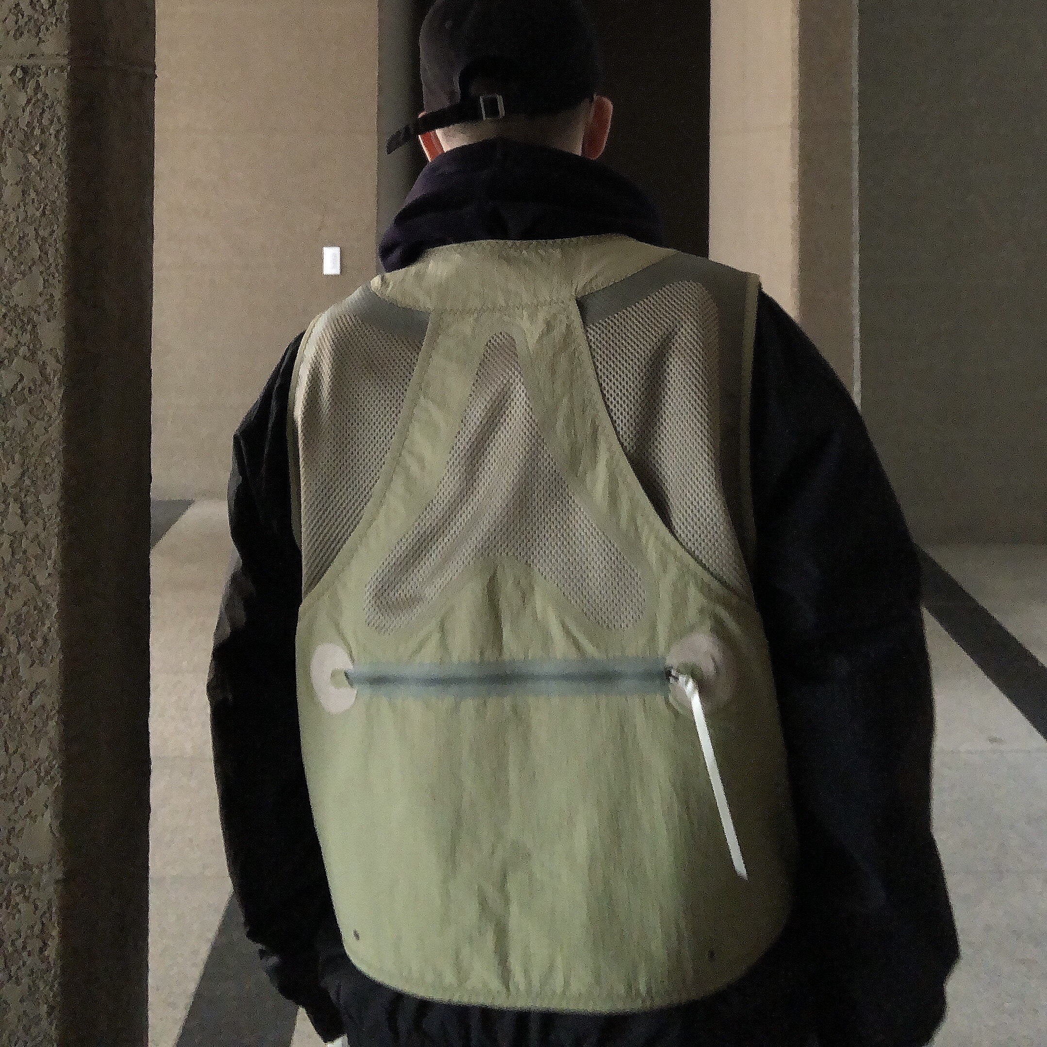 Nike NRG ISPA Utility Vest Medium Khaki 착용 스타일 - 2