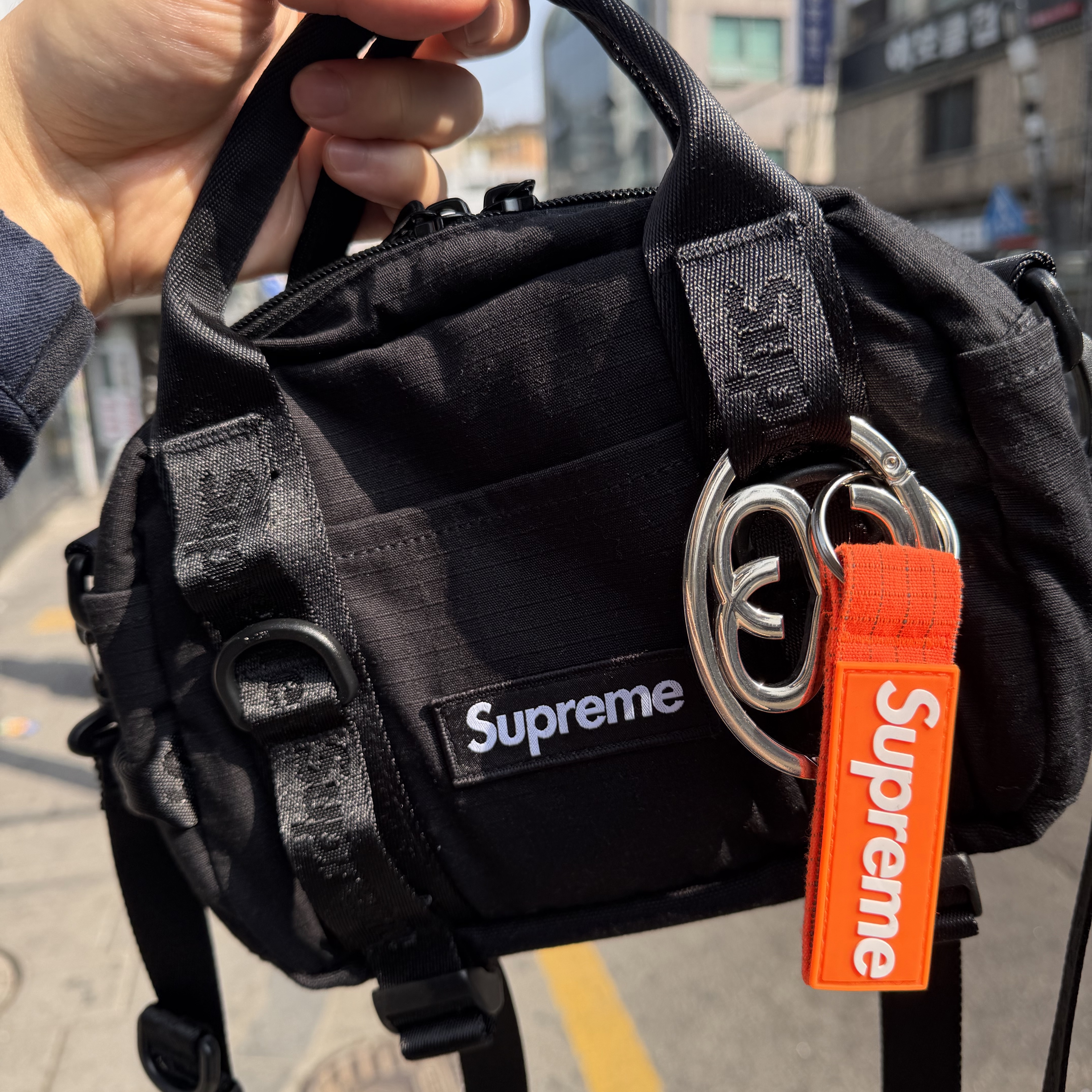Supreme Mini Duffle Bag Black - 26SS 착용 스타일