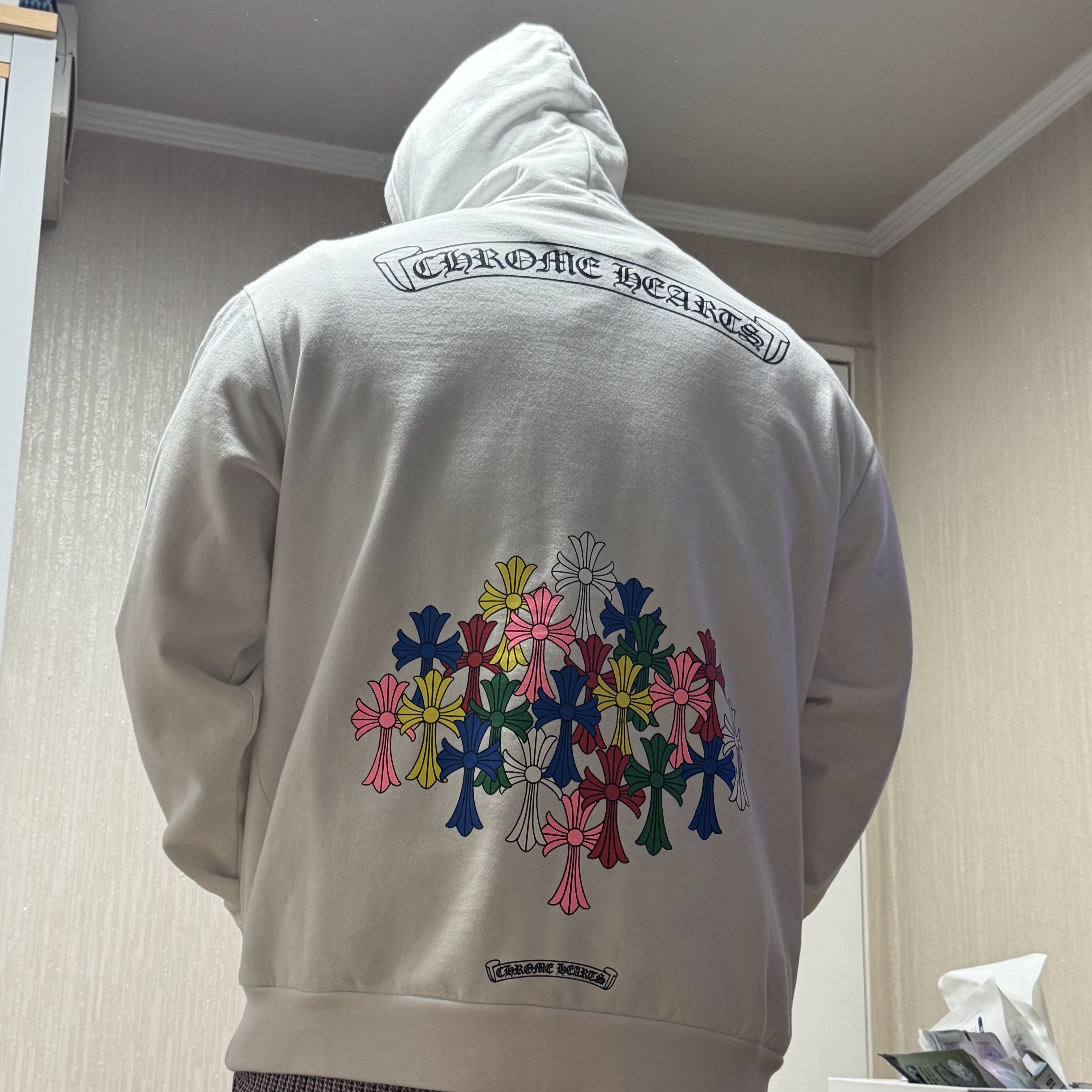 Chrome Hearts Multi Color Cross Hoodie White 착용 스타일