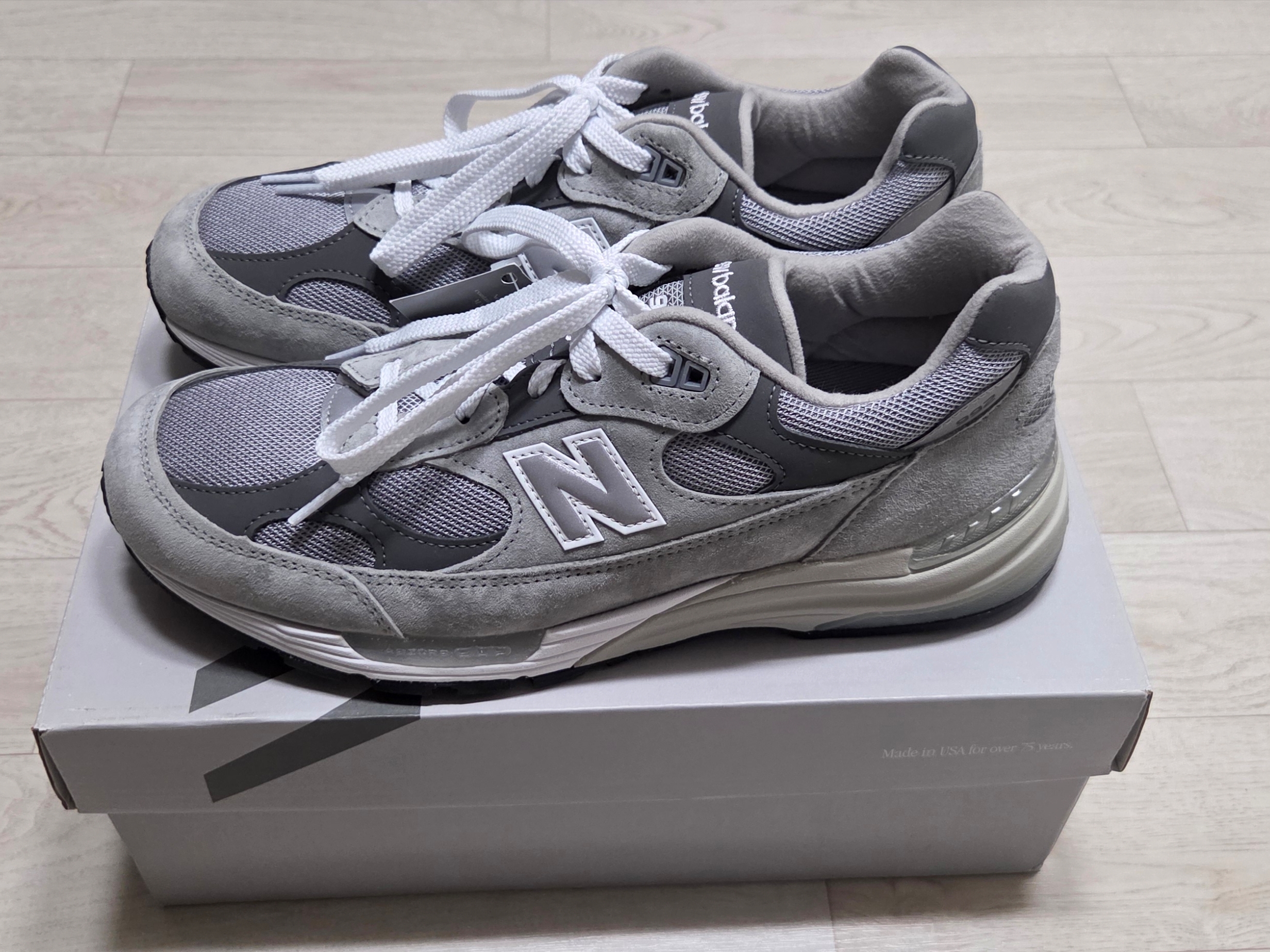 New Balance 992 Made in USA Moonrock Mushroom, New Balance 992 Made in USA Core Grey Silver Metallic 착용 스타일 - 2