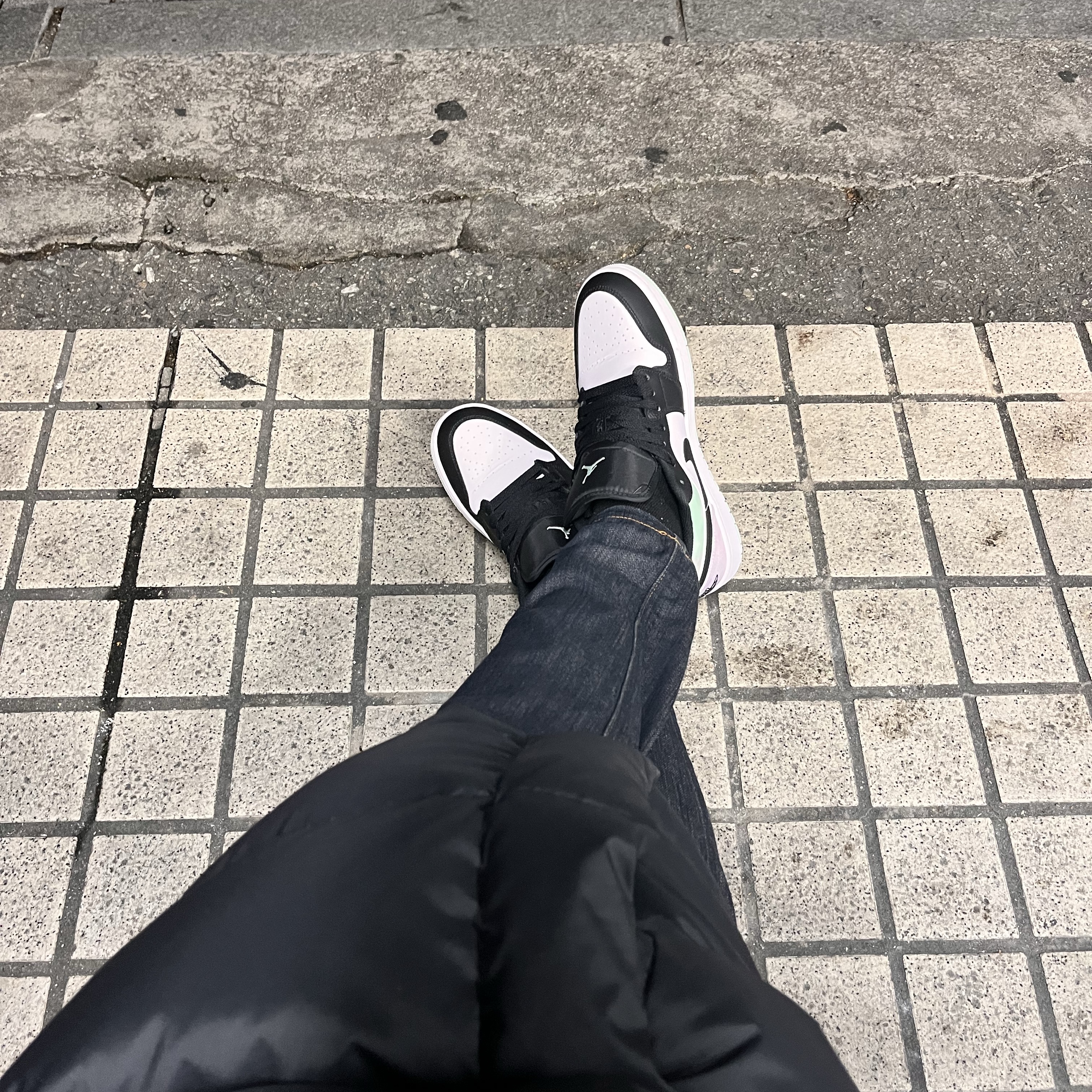 Jordan 1 Low SE White Black Tie-Dye 착용 스타일