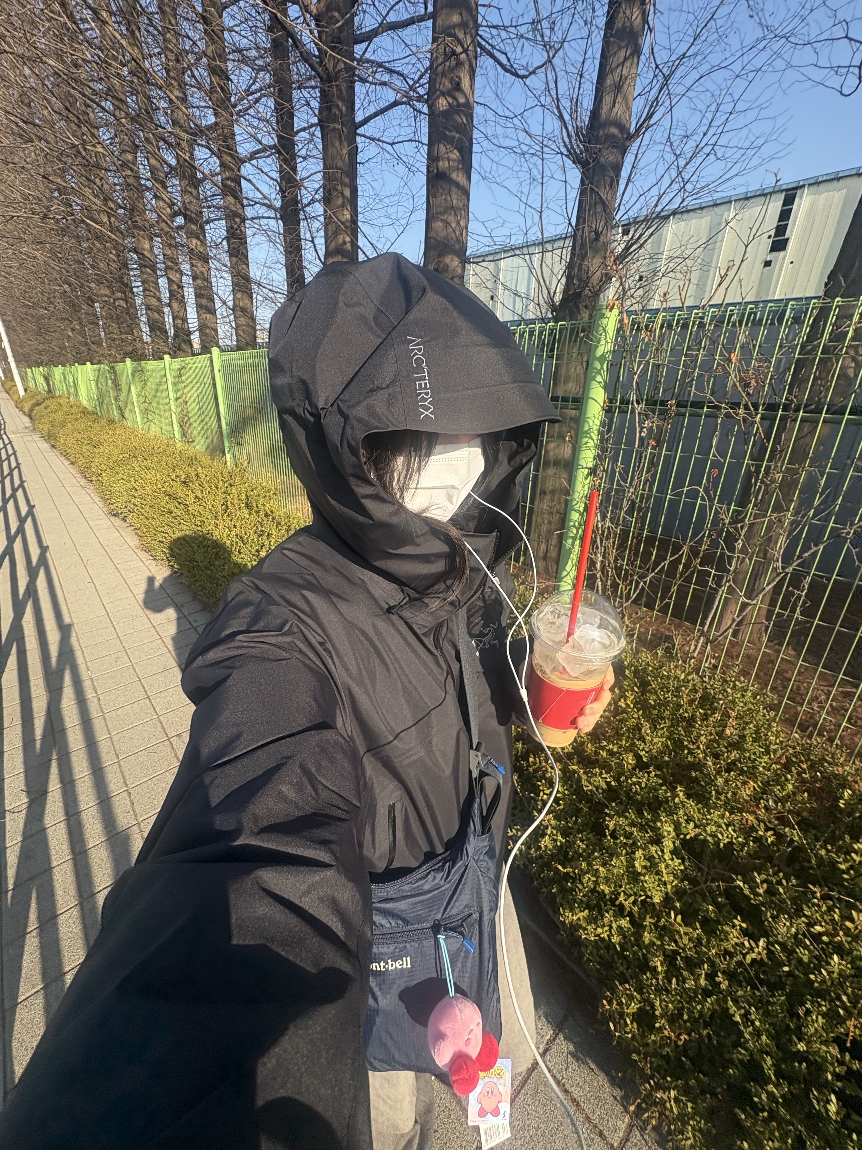 Montbell Pocketable Light Shoulder Bag S Navy - 25FW, Arc'teryx Beta SL Jacket Black 착용 스타일