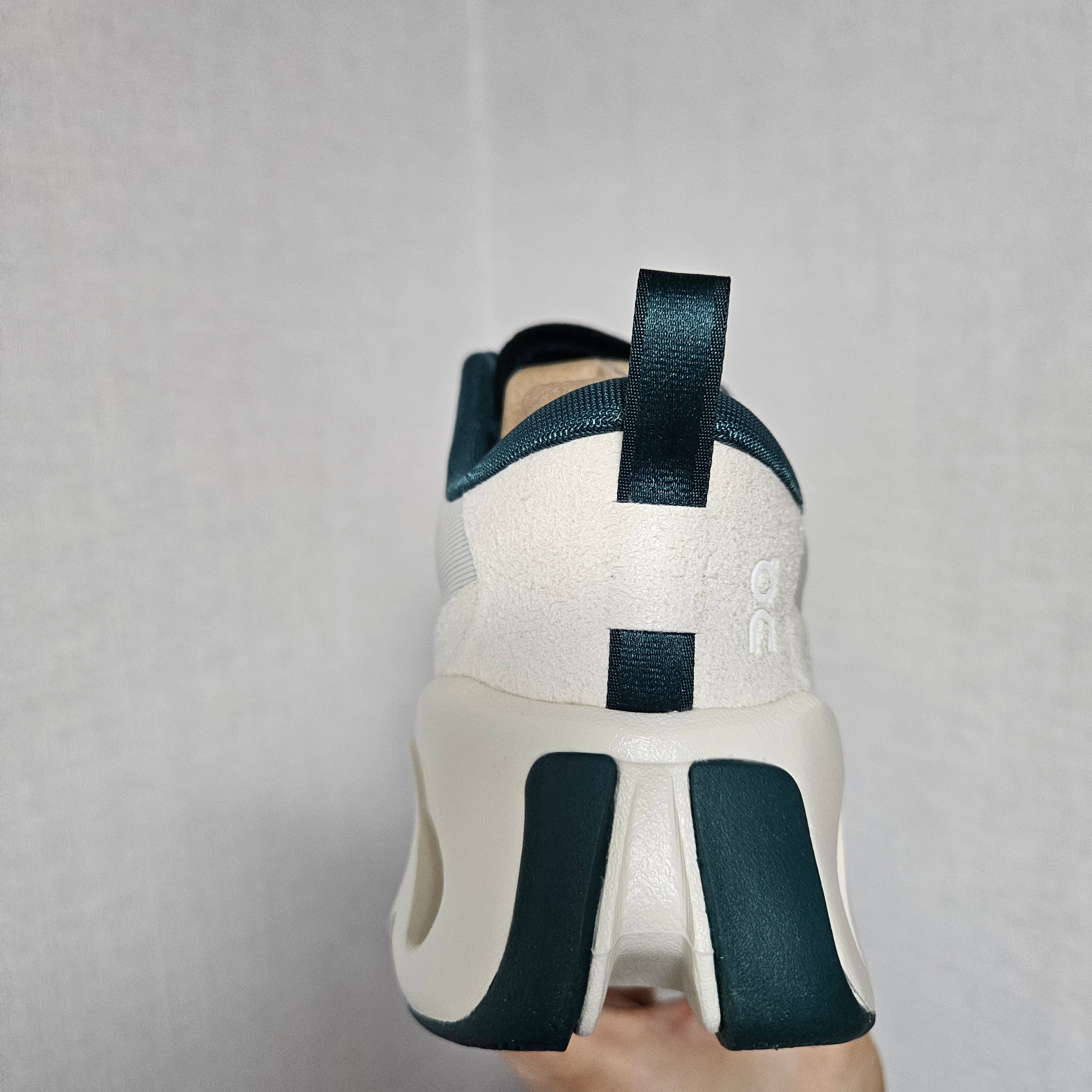 On Running x Kith K-Tech 1 Tofu Sea Moss 착용 스타일 - 2