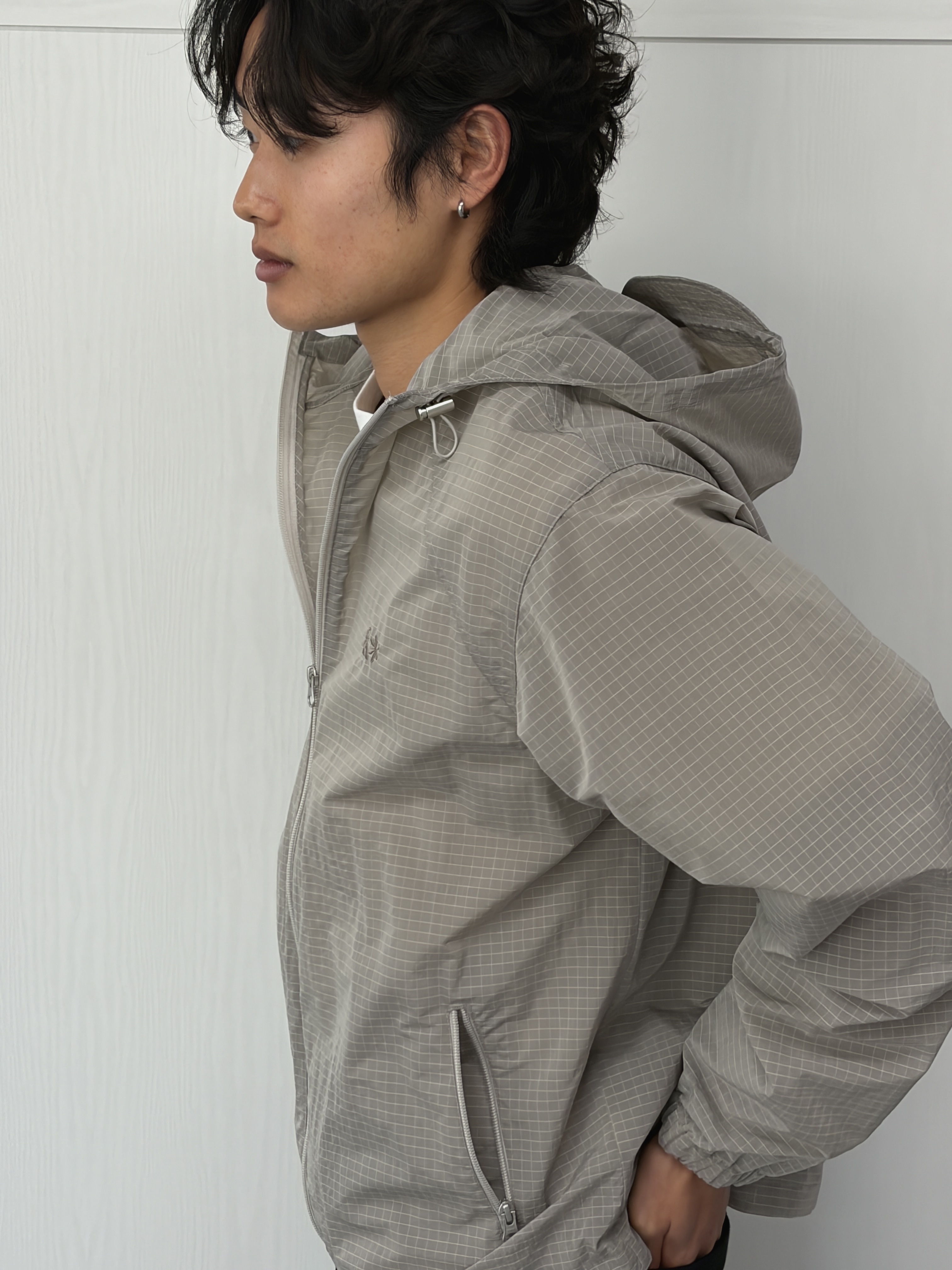 Riomeu Unbal Curved Line Windbreaker Jacket Gray 착용 스타일 - 3