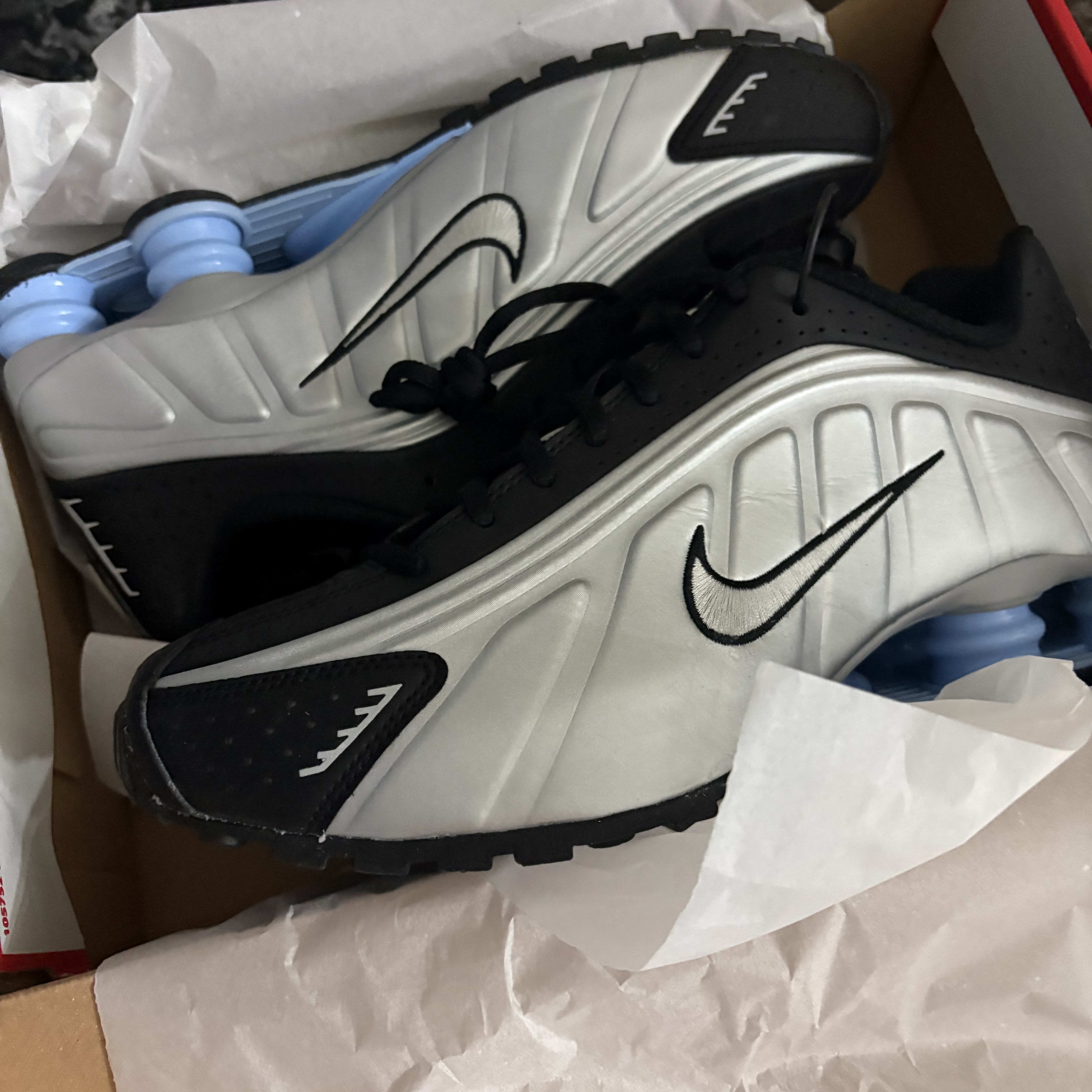 Nike Shox R4 Metallic Silver Black 착용 스타일