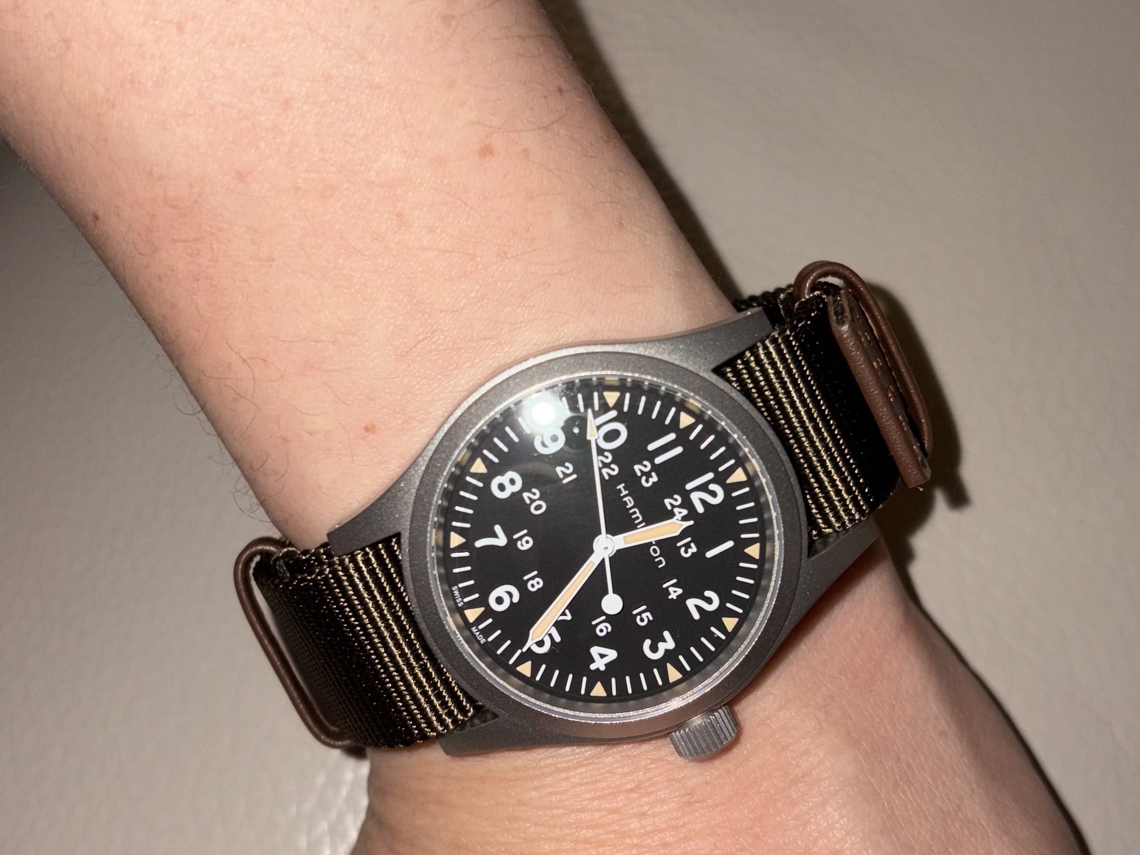 Hamilton Khaki Field Mechanical 38mm Nato Strap Green Black 착용 스타일