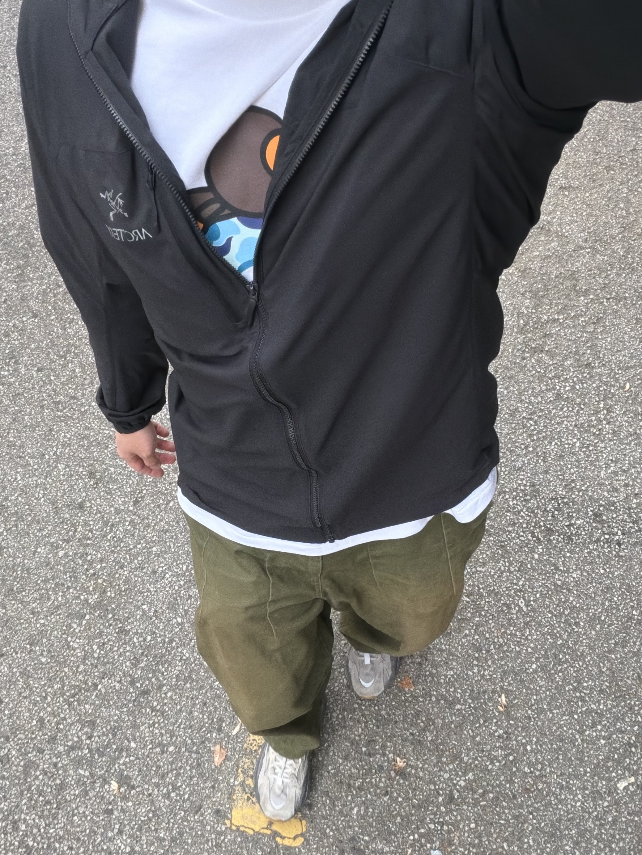 BAPE ABC Camo Milo on Big Ape T-Shirt White Blue, Arc'teryx Squamish Hoody Black 착용 스타일 - 2