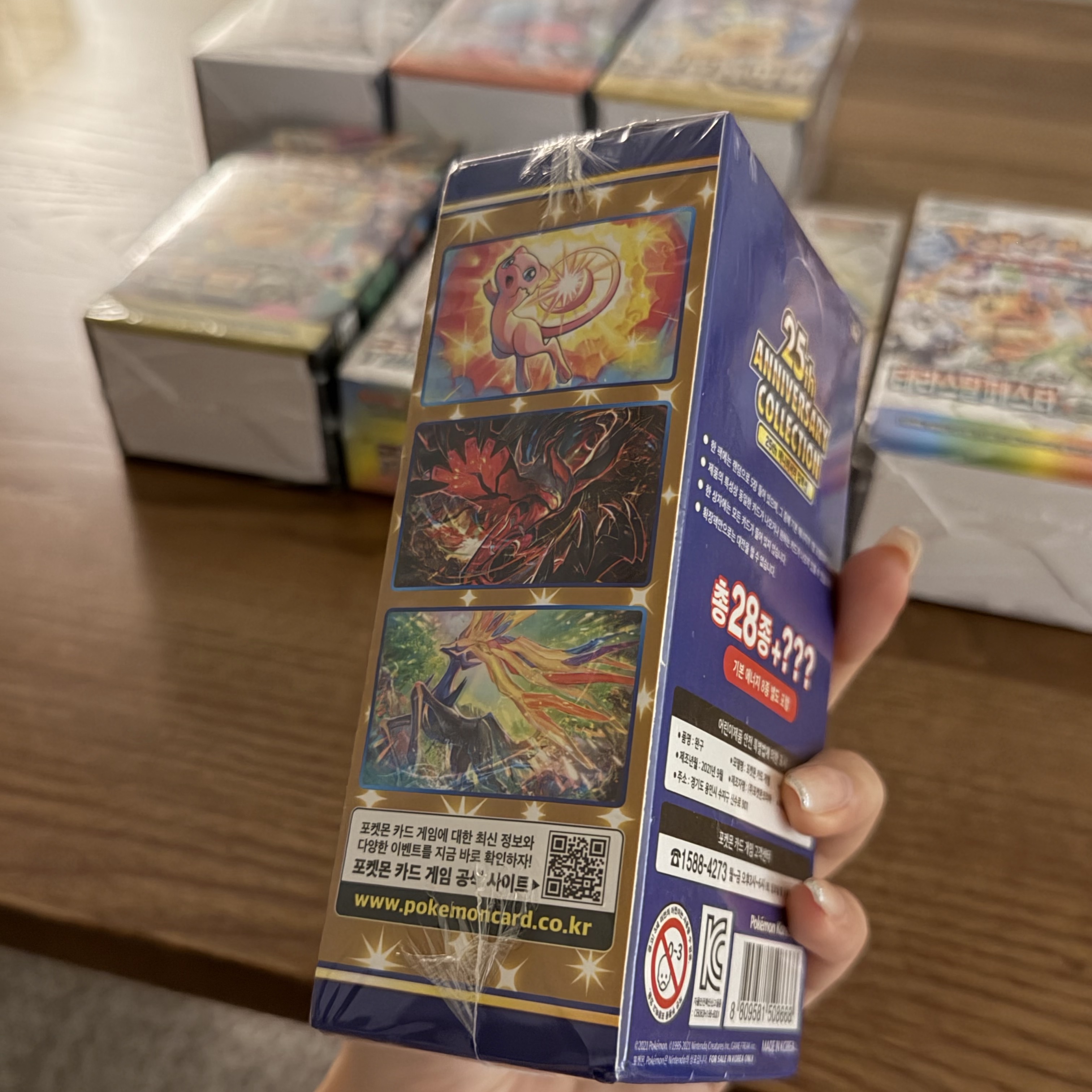 Pokemon TCG Sword & Shield Expansion Pack 25th Anniversary Collection Box (Pack of 16/Korean Ver.) 착용 스타일 - 2