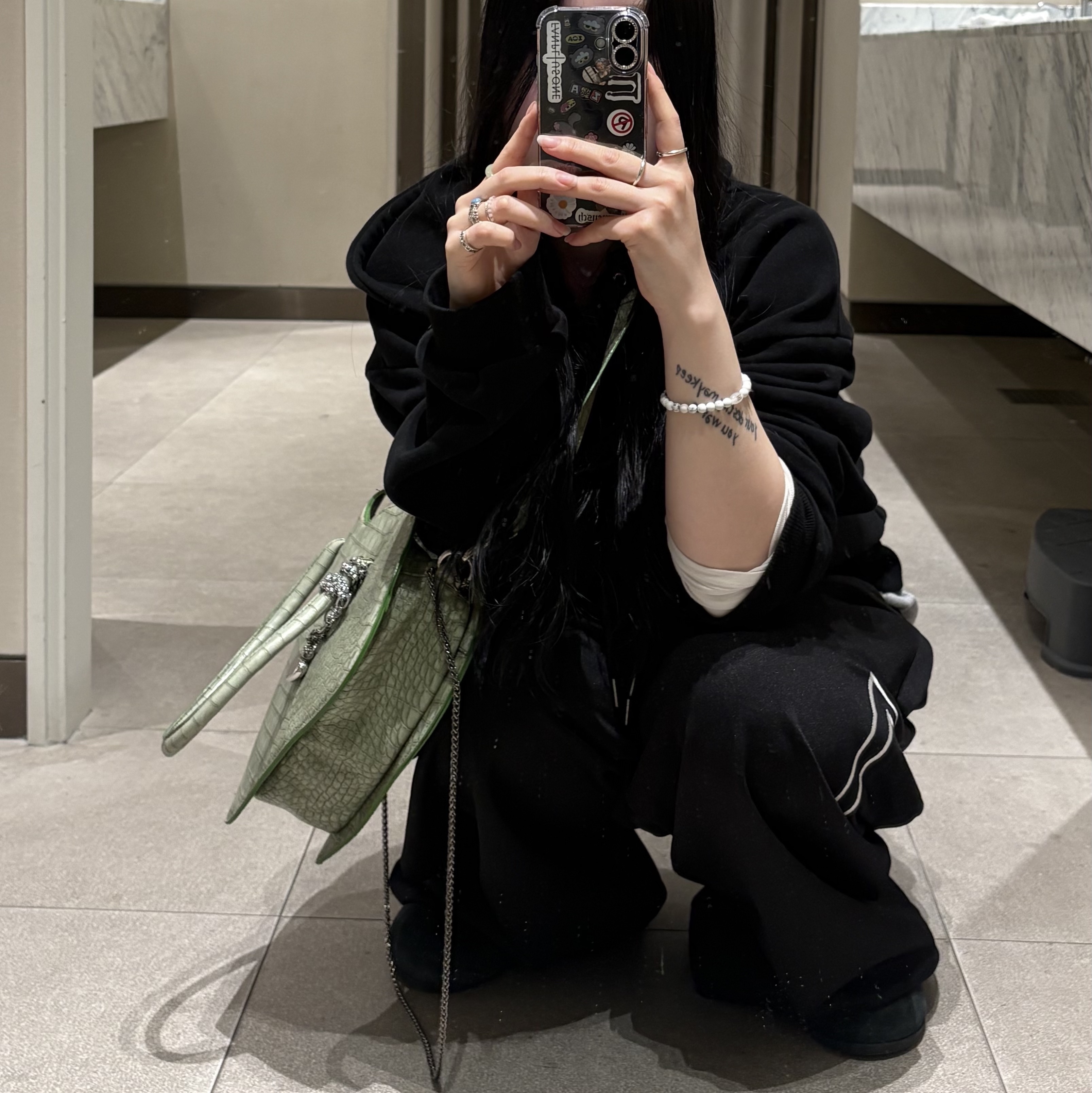 Project G/R SPC Cropped Distressed Zip Hoodie Washed Black, Vans Skate Loafer Black 착용 스타일