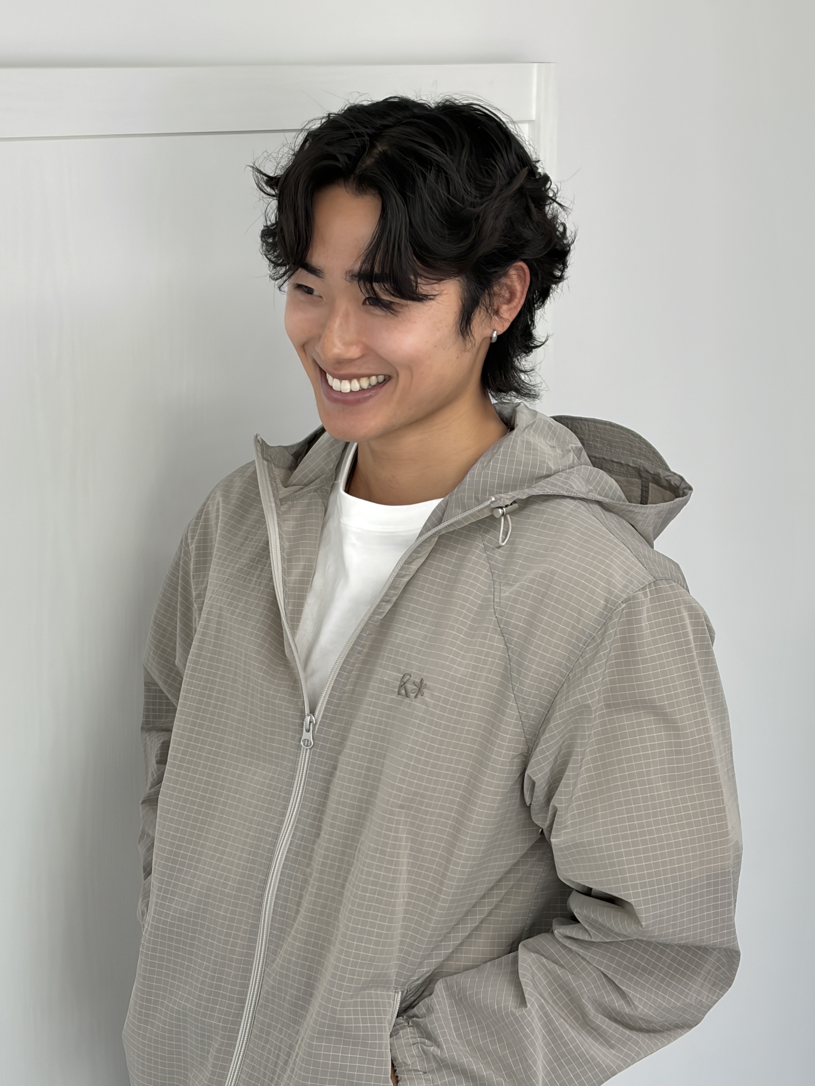 Riomeu Unbal Curved Line Windbreaker Jacket Gray 착용 스타일 - 2