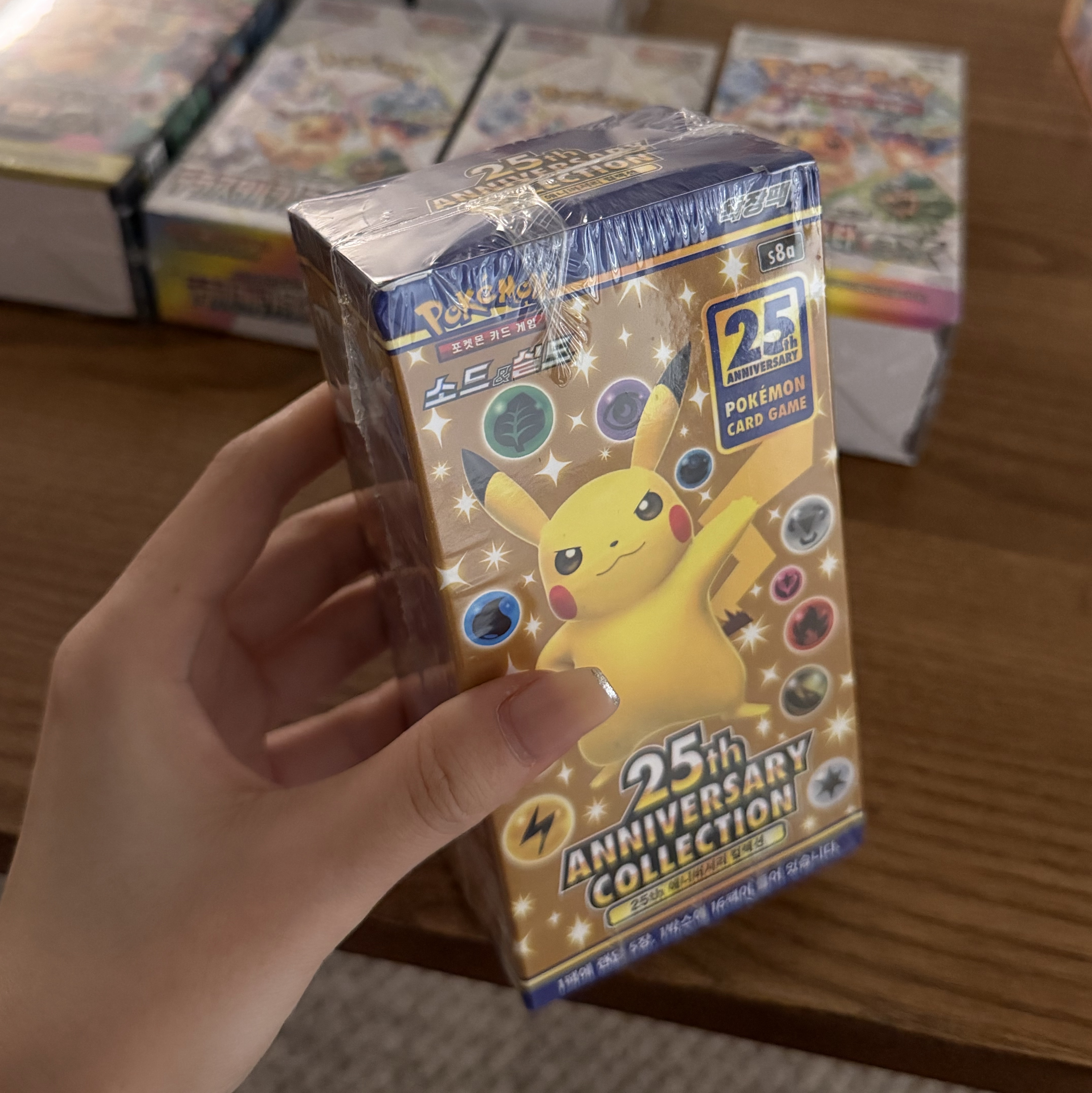 Pokemon TCG Sword & Shield Expansion Pack 25th Anniversary Collection Box (Pack of 16/Korean Ver.) 착용 스타일 - 1