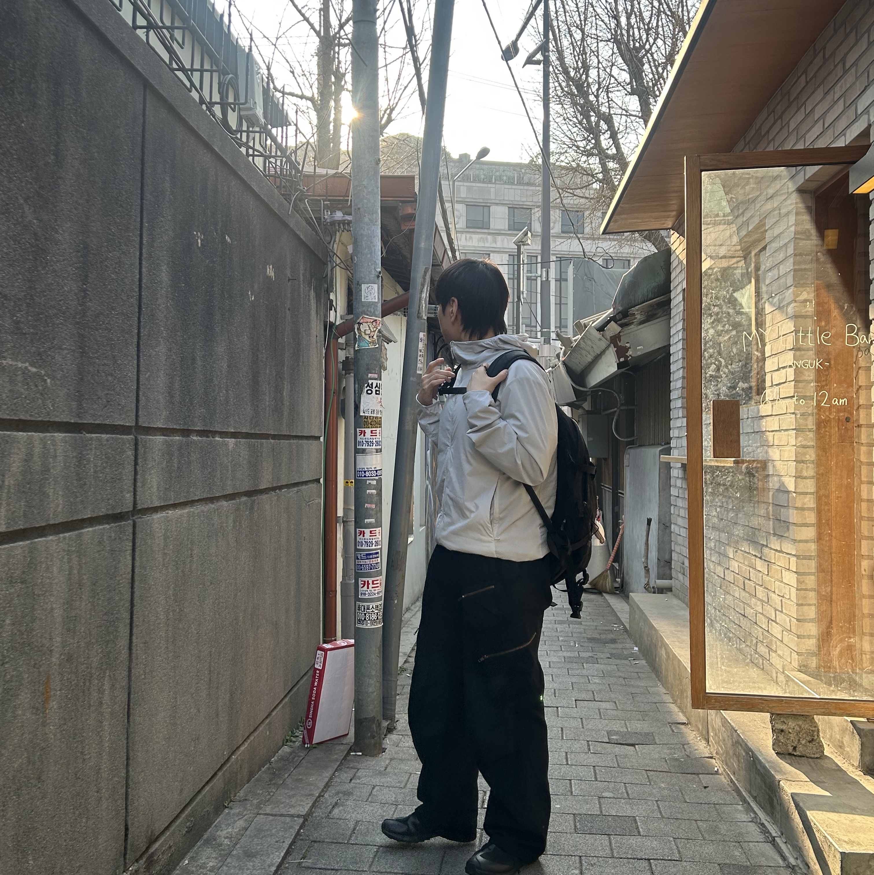 Arc'teryx Atom SL Hoody Solitude, Ignota Core:10 Shell Cargo Pants Black 착용 스타일