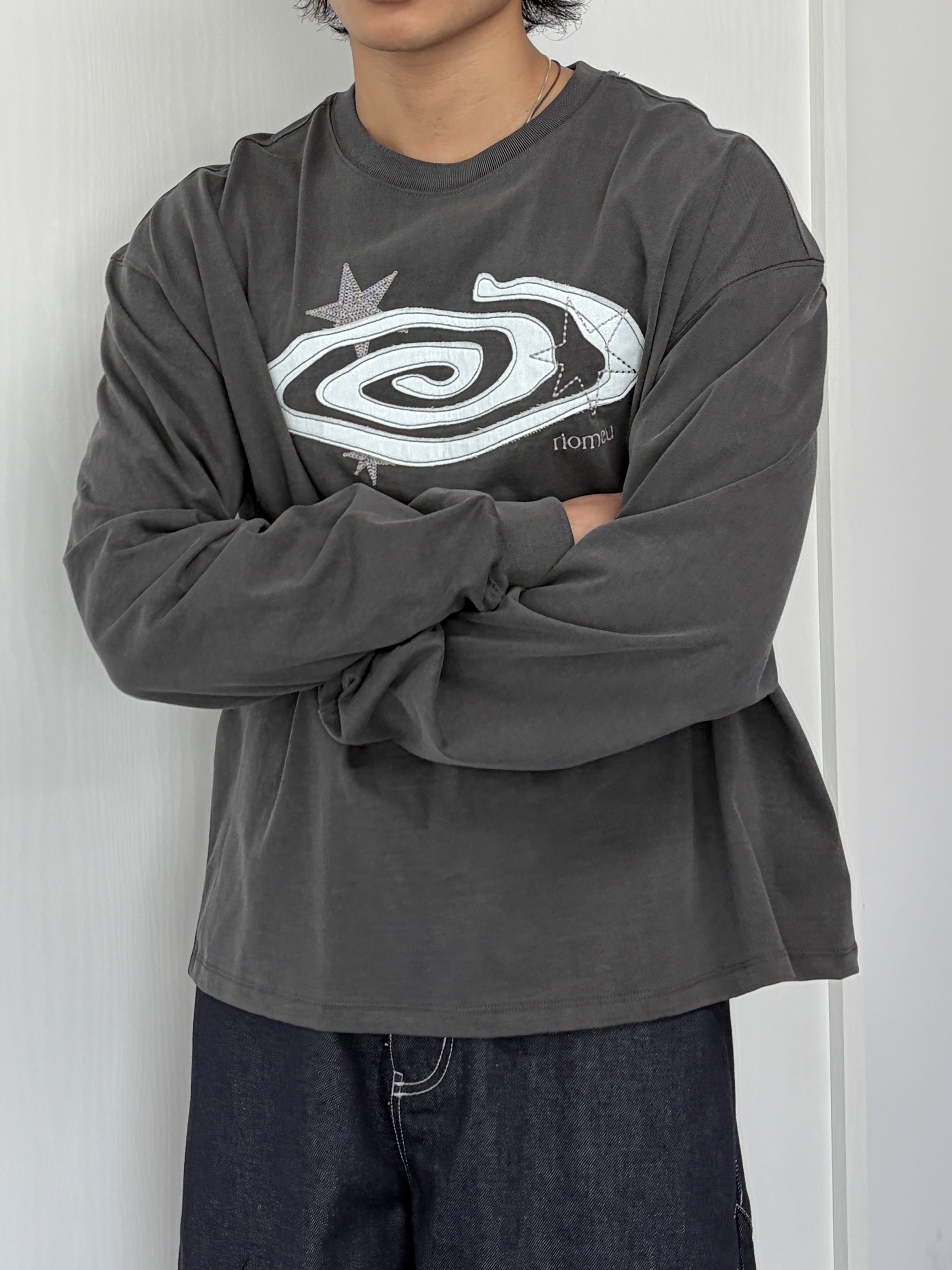 Riomeu Denim Appliqué Long Sleeve T-shirt Charcoal 착용 스타일 - 2