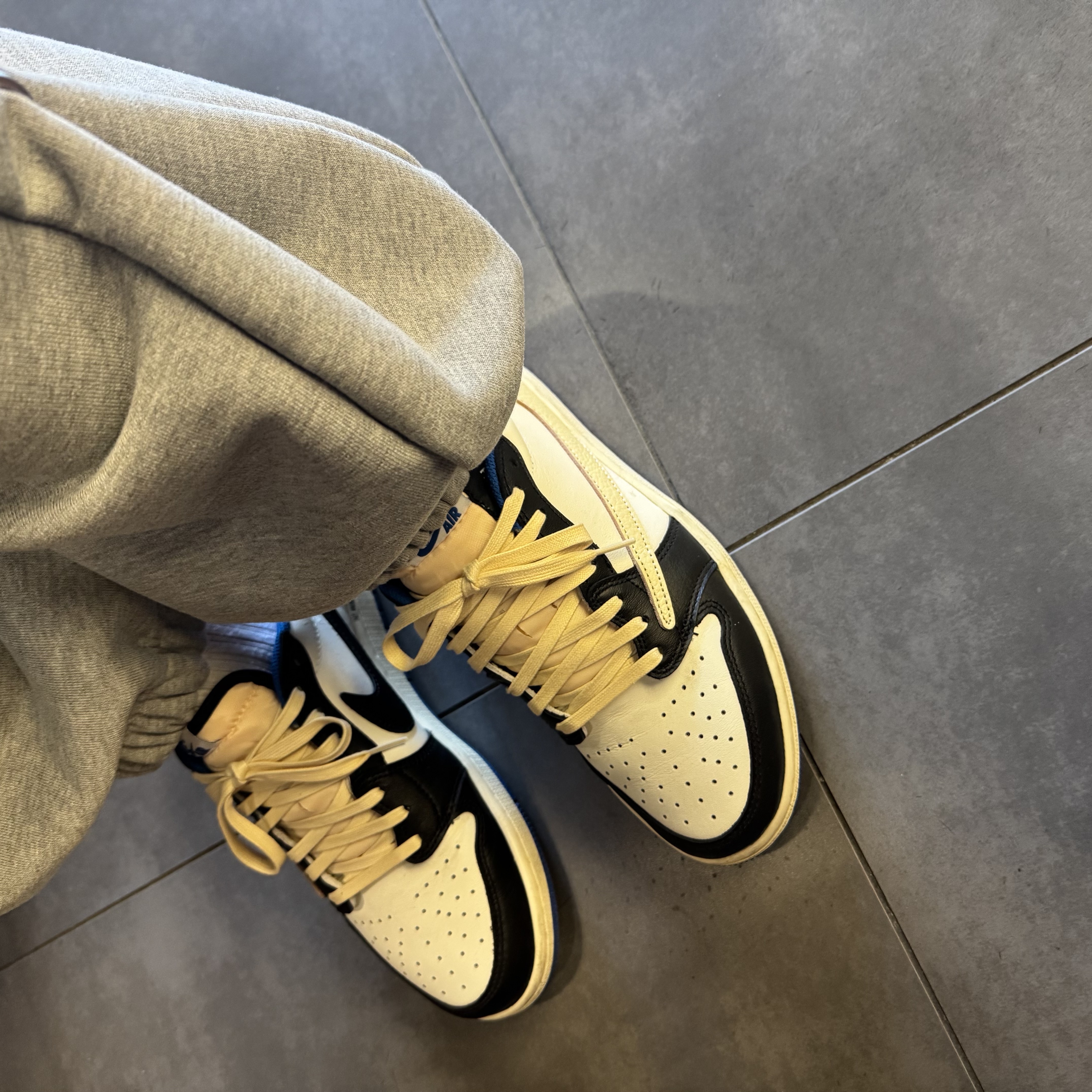 MJD Side Snap Wide C/P Heavy Sweat Pants Melange Grey, Jordan 1 x Travis Scott x Fragment Retro Low OG SP Military Blue 착용 스타일 - 1