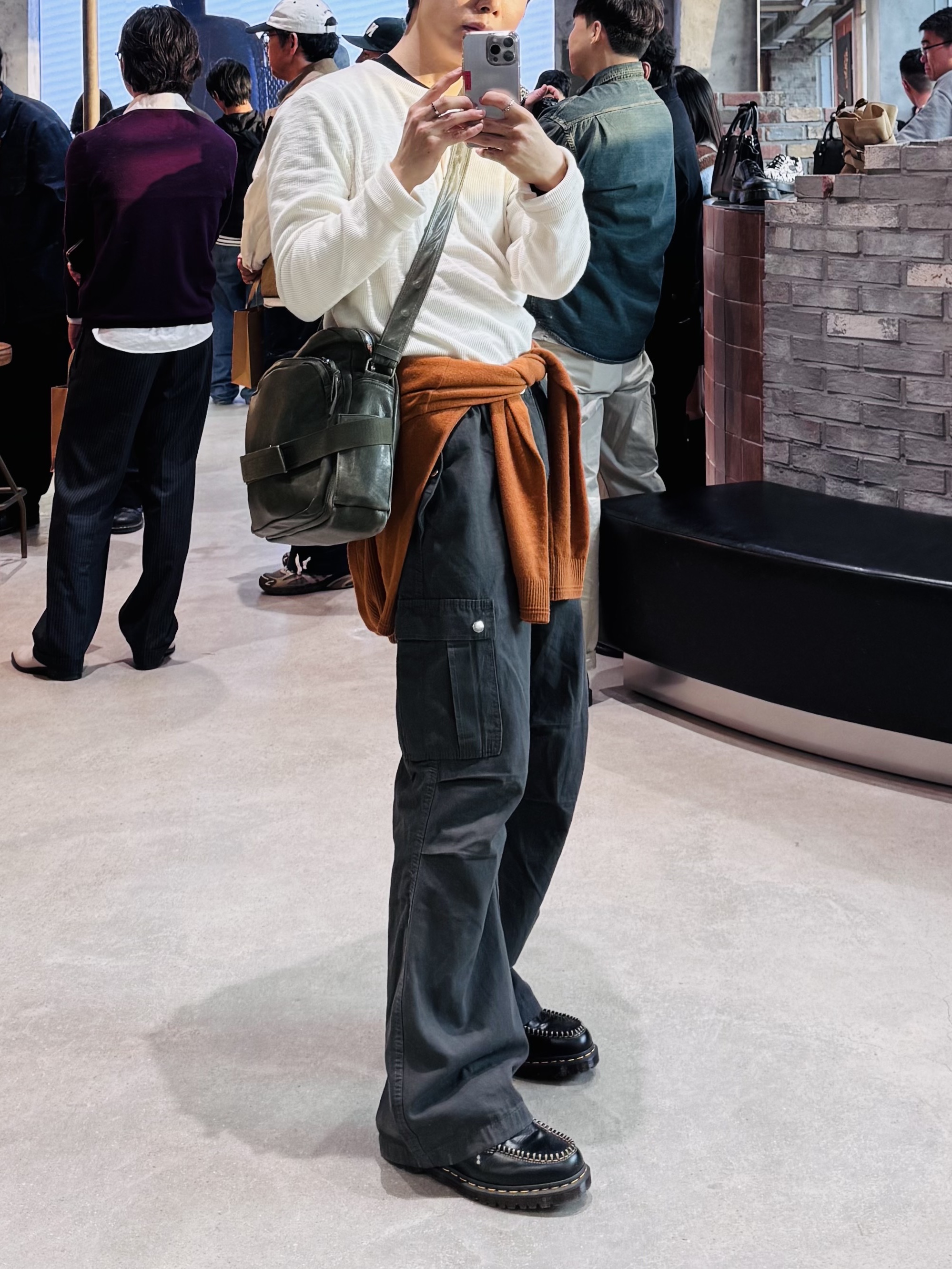 Dr. Martens Lowell Leather Moc Toe Shoes Black Analine, Dr. Martens Lowell Nubuck Moc Toe Dusty Rose Pink 착용 스타일 - 3