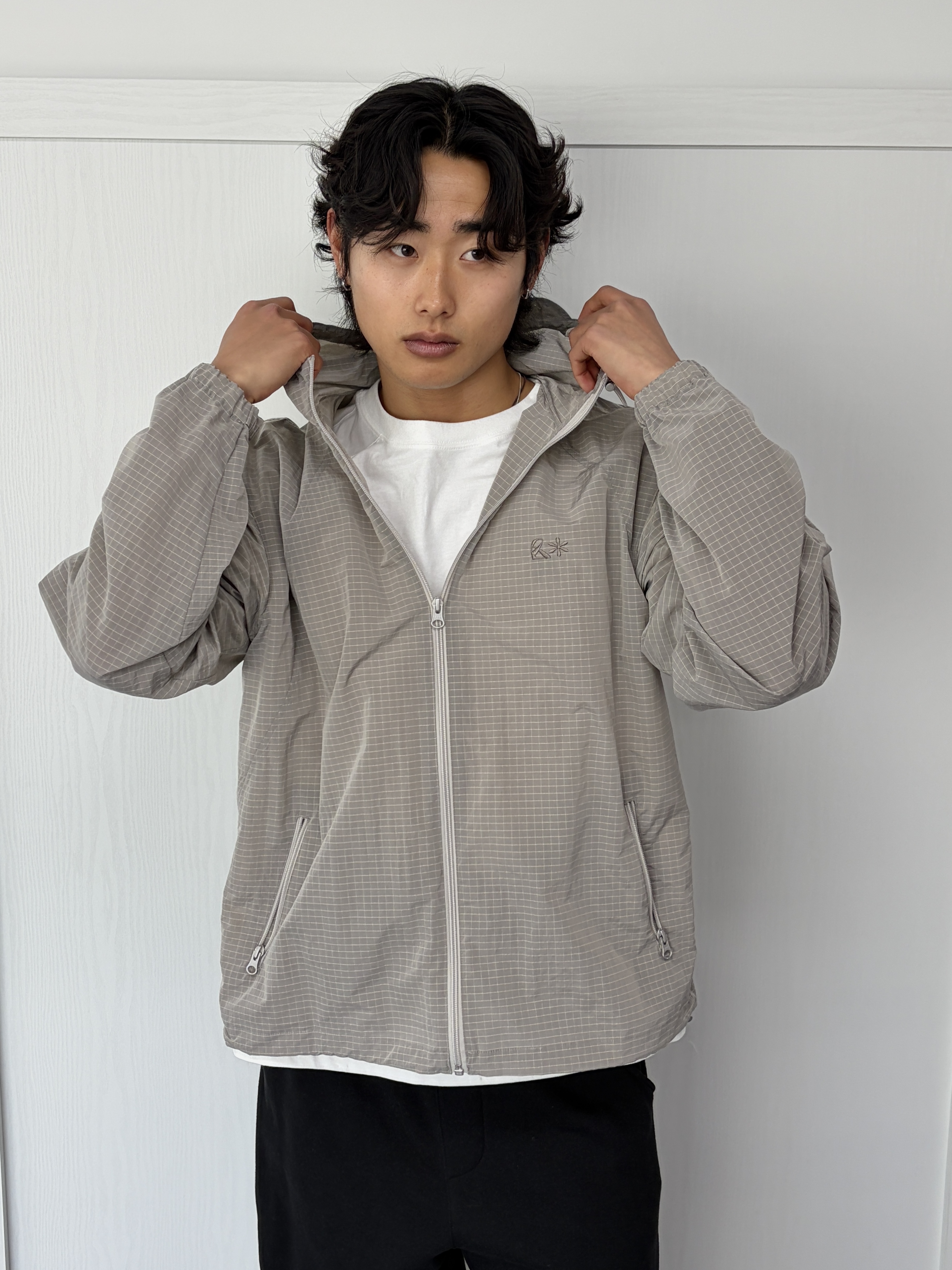 Riomeu Unbal Curved Line Windbreaker Jacket Gray 착용 스타일 - 2