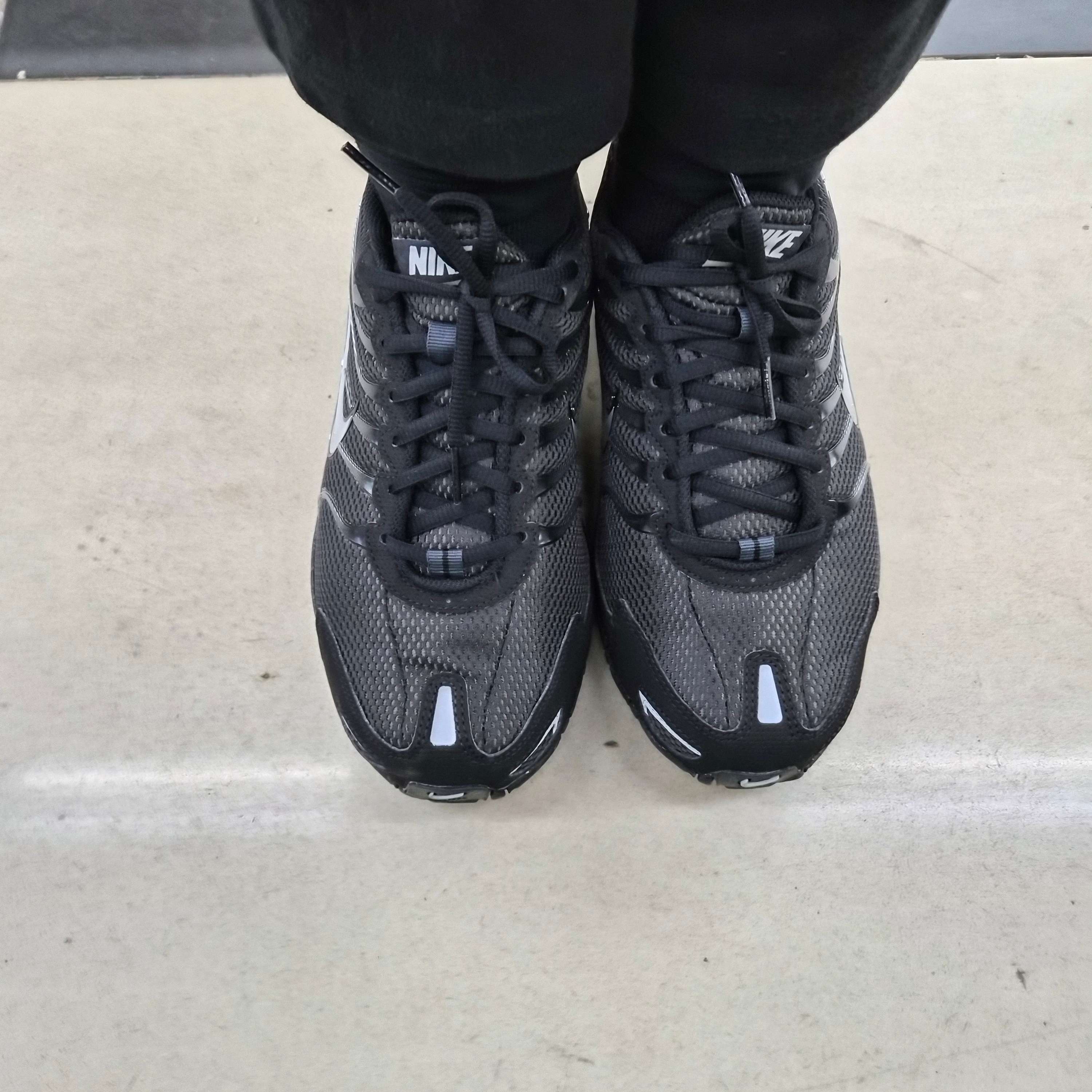 Nike Air Max Torch 4 Anthracite Metallic Silver 착용 스타일 - 1