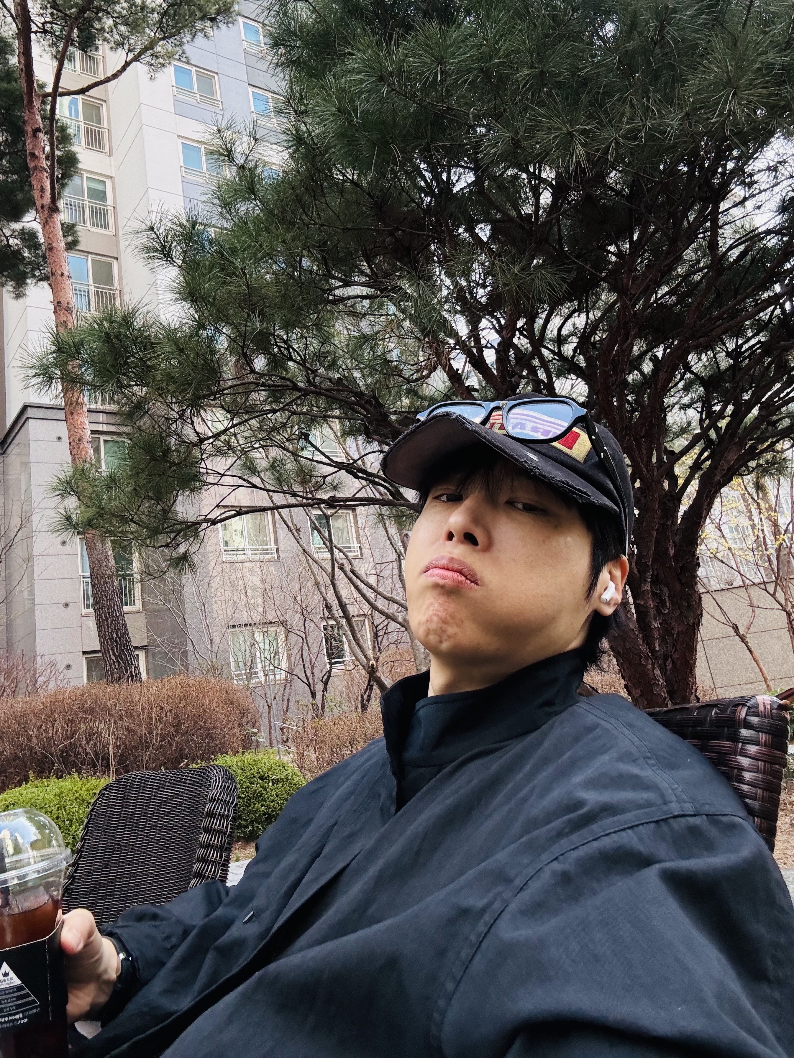 Gentle Monster x Maison Margiela MM113 Black Clear 착용 스타일 - 2