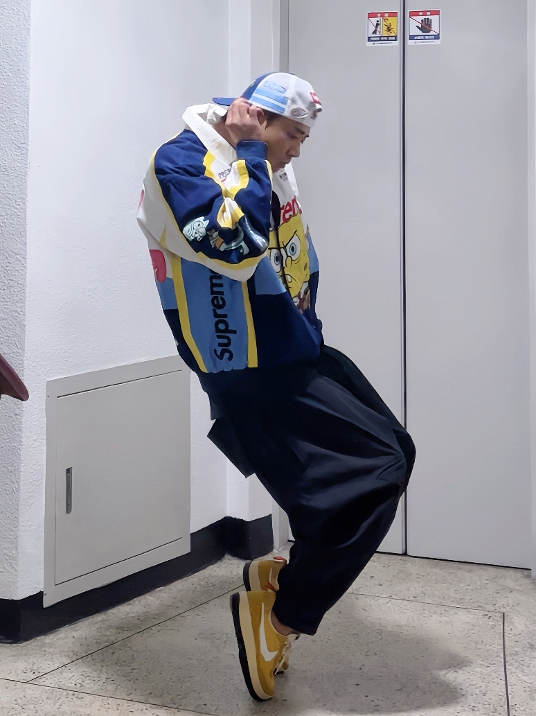 Supreme x SpongeBob SquarePants Jeff Hamilton Mesh Back 6-Panel Navy - 25SS, Supreme x SpongeBob SquarePants Jeff Hamilton Racing Jacket White - 25SS 착용 스타일