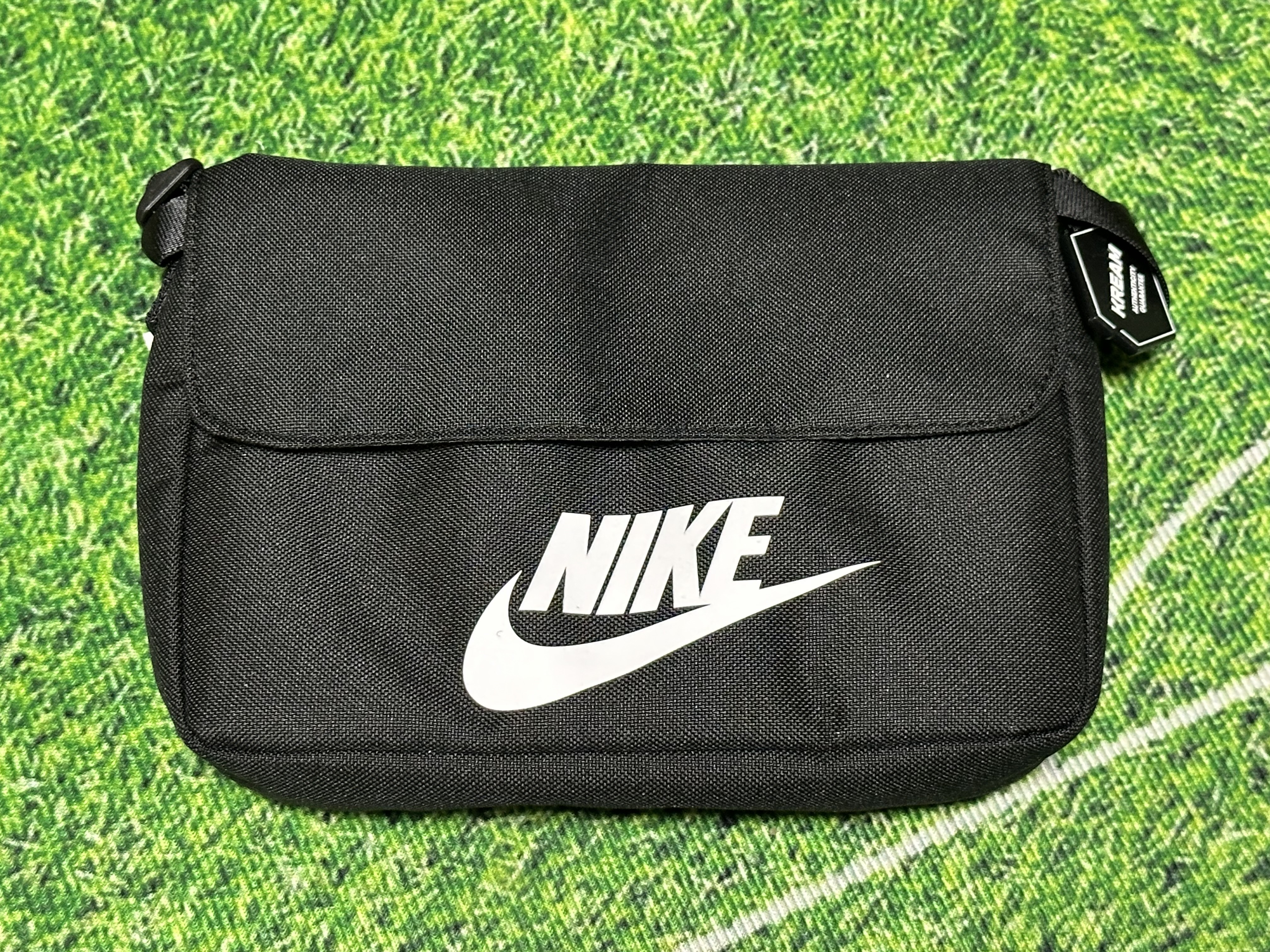 Nike NSW Futura 365 Crossbody Bag 3L Black 착용 스타일