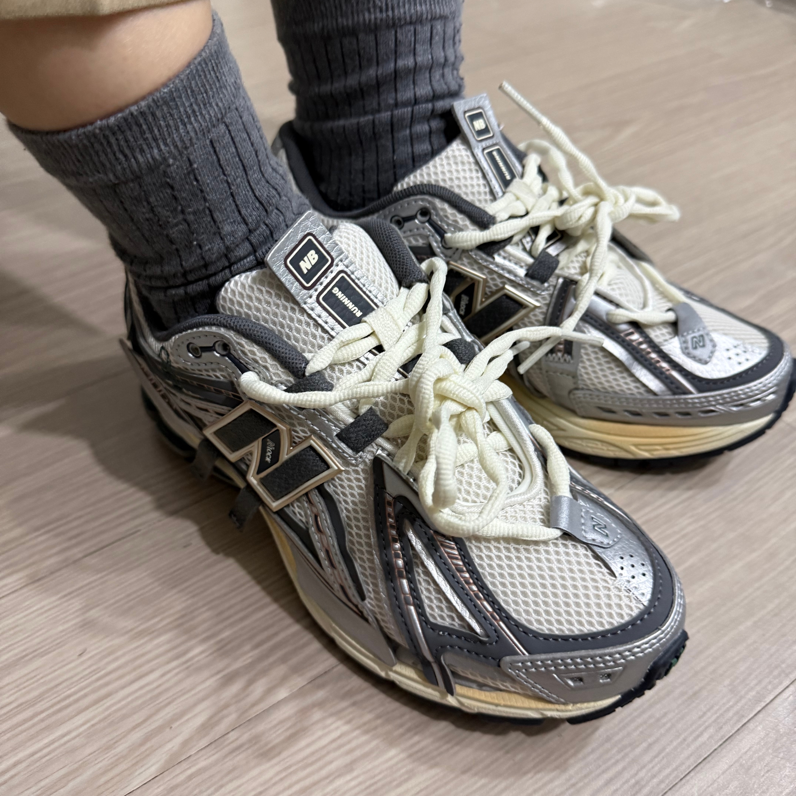 New Balance 1906A Silver Metallic Castlerock 착용 스타일