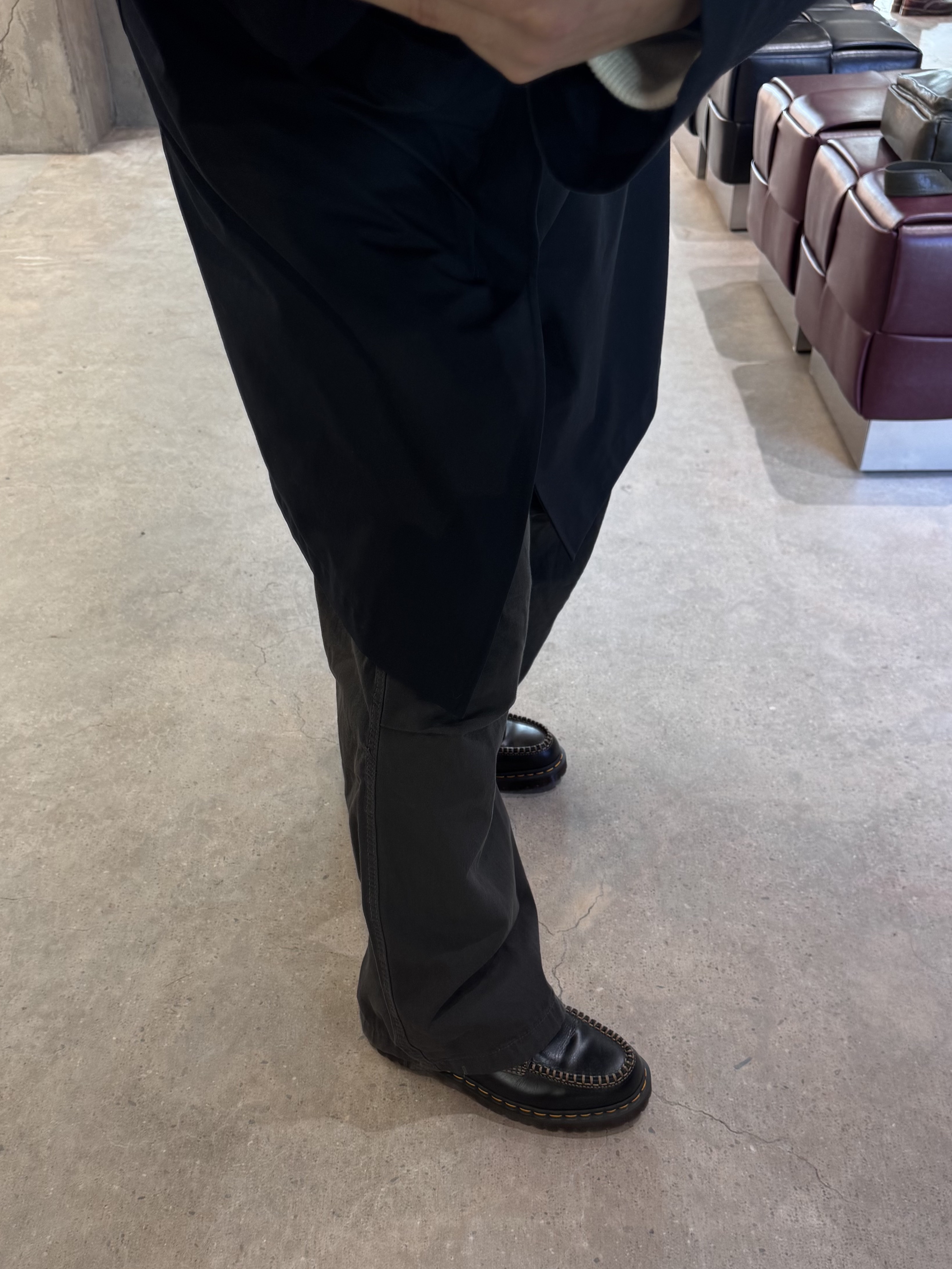 Dr. Martens Lowell Leather Moc Toe Shoes Black Analine, Dr. Martens Lowell Nubuck Moc Toe Dusty Rose Pink 착용 스타일 - 2