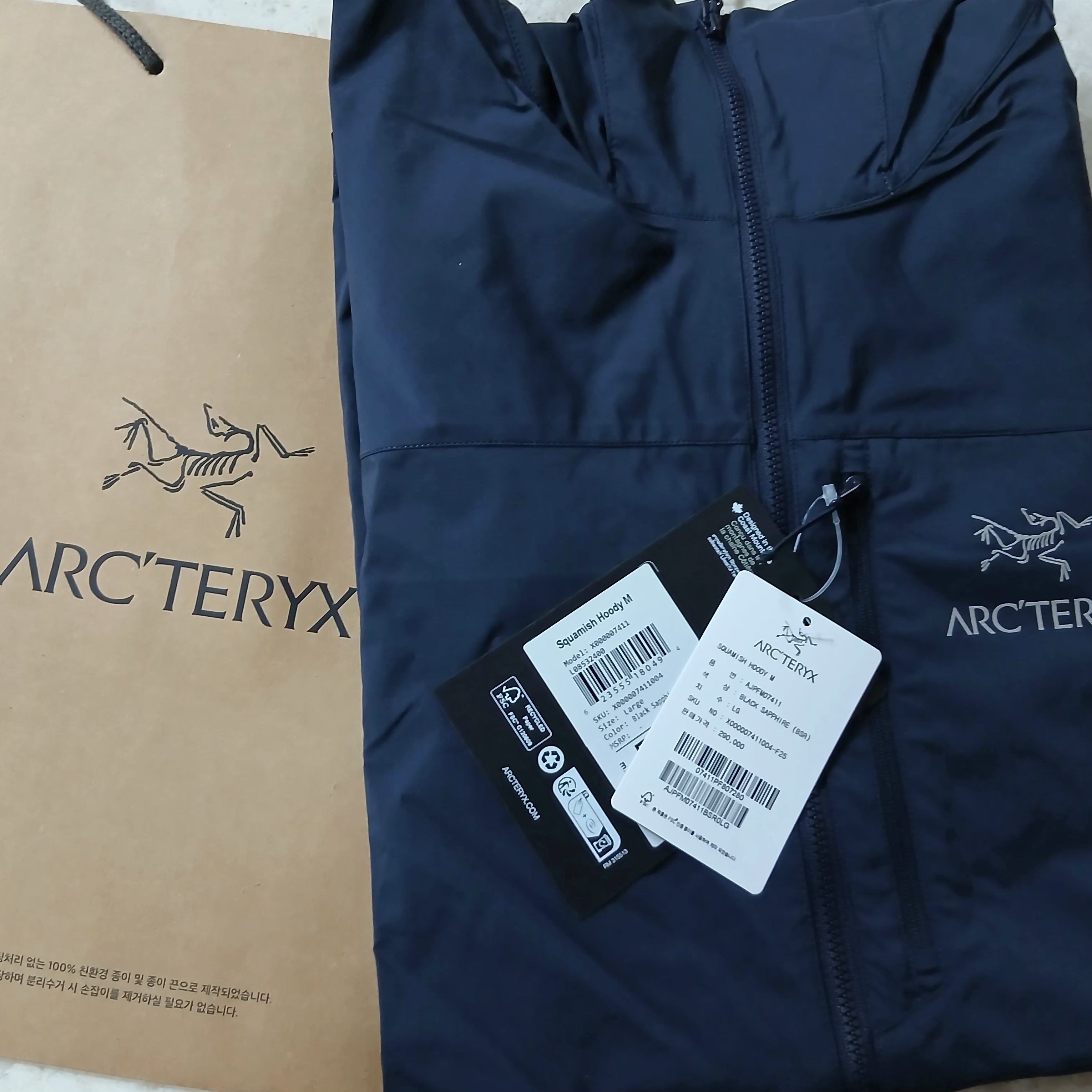 Arc'teryx Squamish Hoody Black Sapphire 착용 스타일 - 3