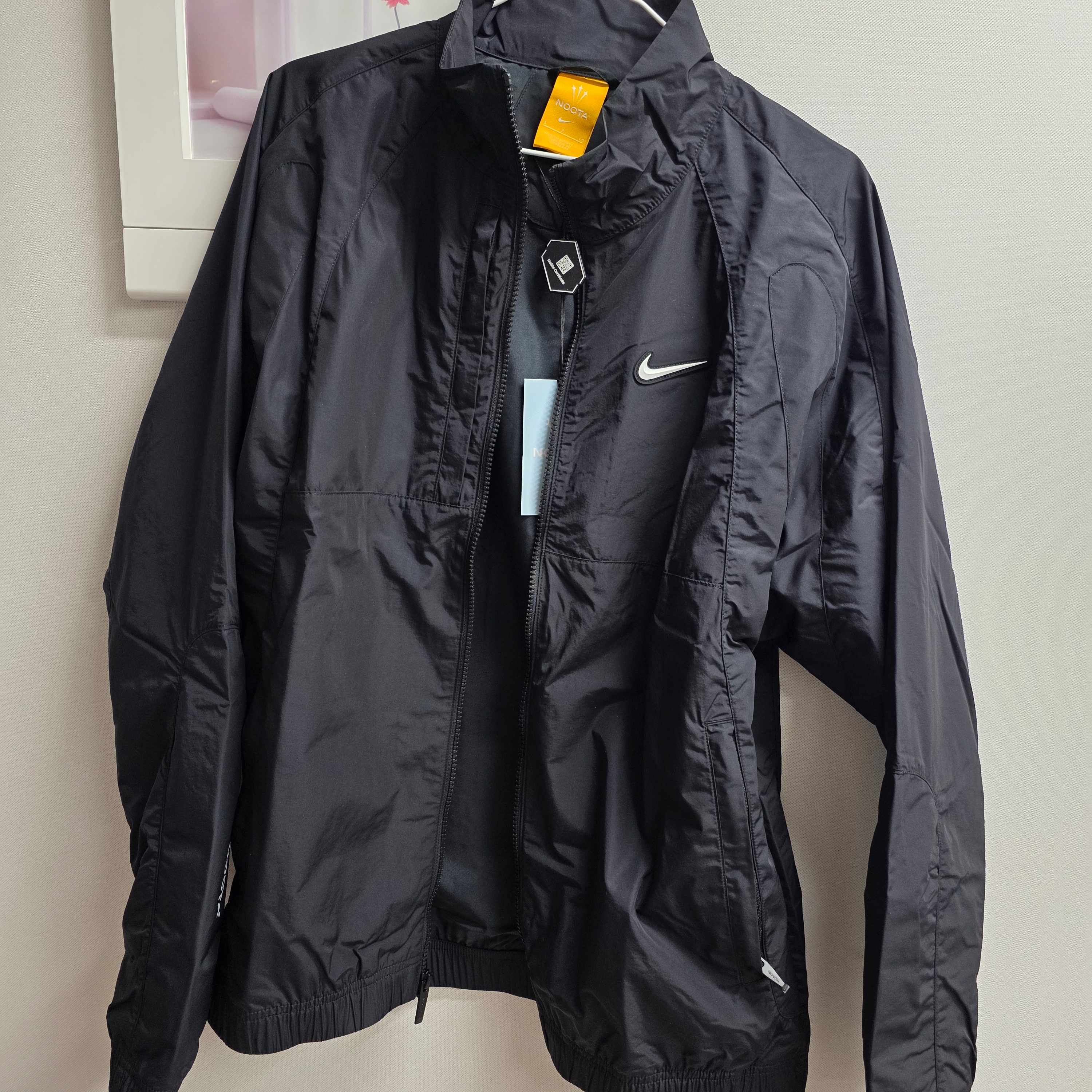Nike x Drake Nocta Nylon Track Jacket Black (FN7666-010), Nike x Drake Nocta Woven Track Pants Black (FN7668-010) 착용 스타일 - 1