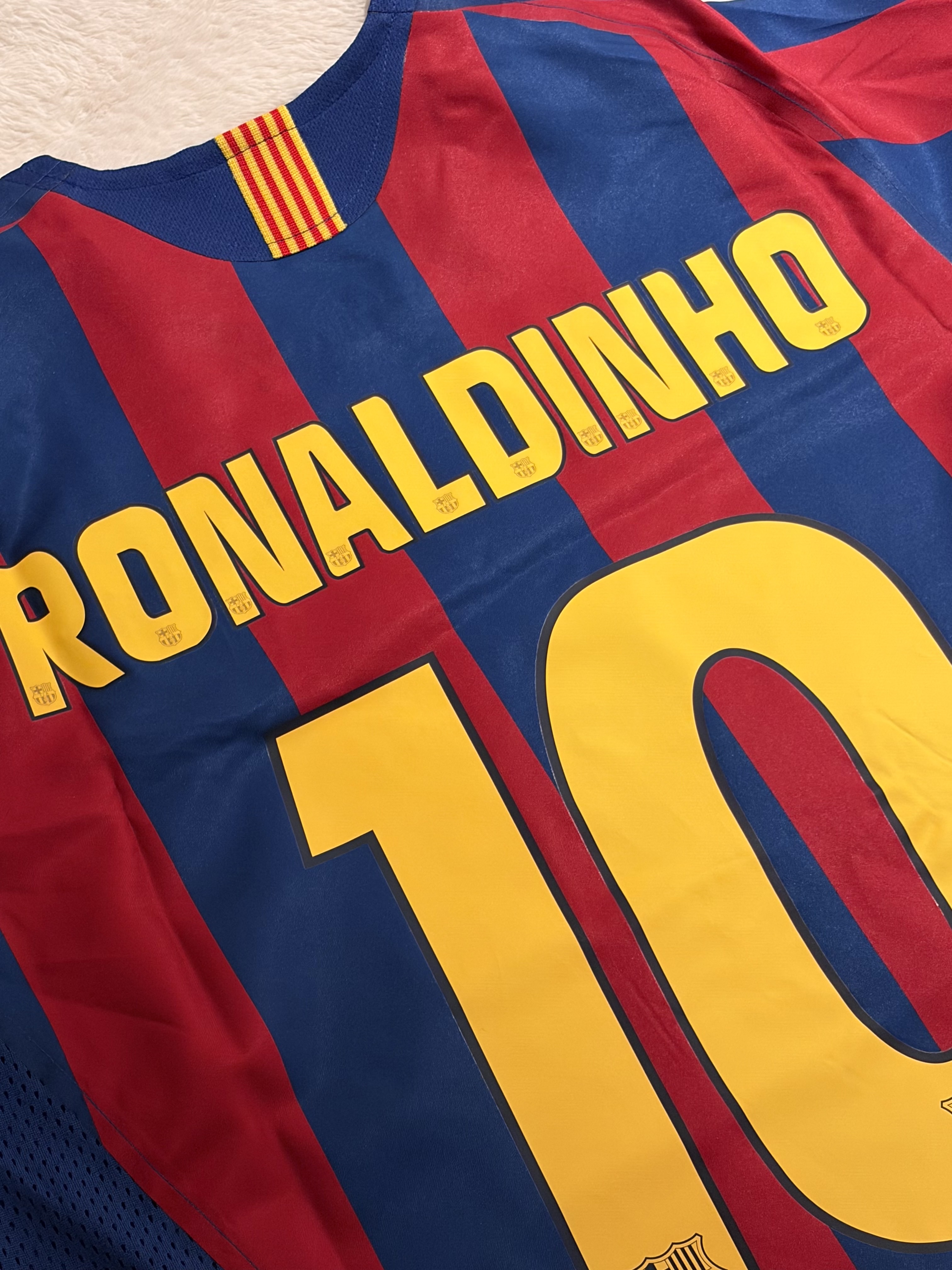 Nike Ronaldinho FC Barcelona 2005/06 Retro Soccer Replica Long-Sleeve Jersey (HQ1462-471) (Marking Ver.) 착용 스타일