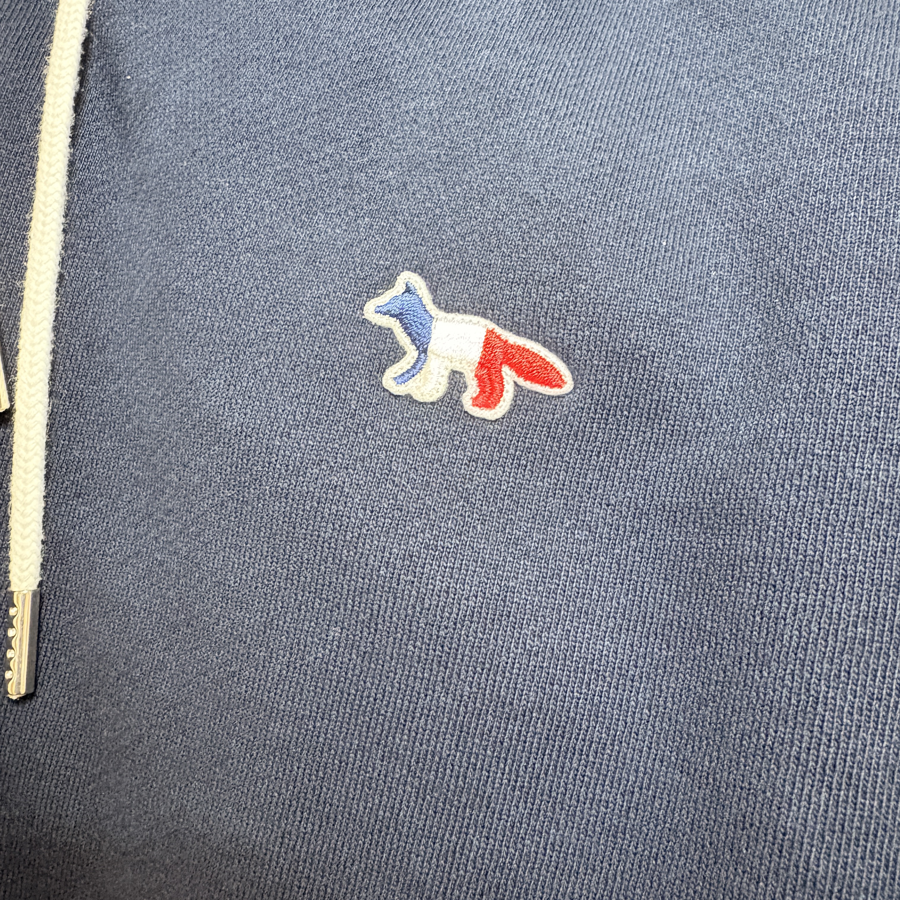 Maison Kitsune Tricolor Fox Patch Hoodie Navy 착용 스타일