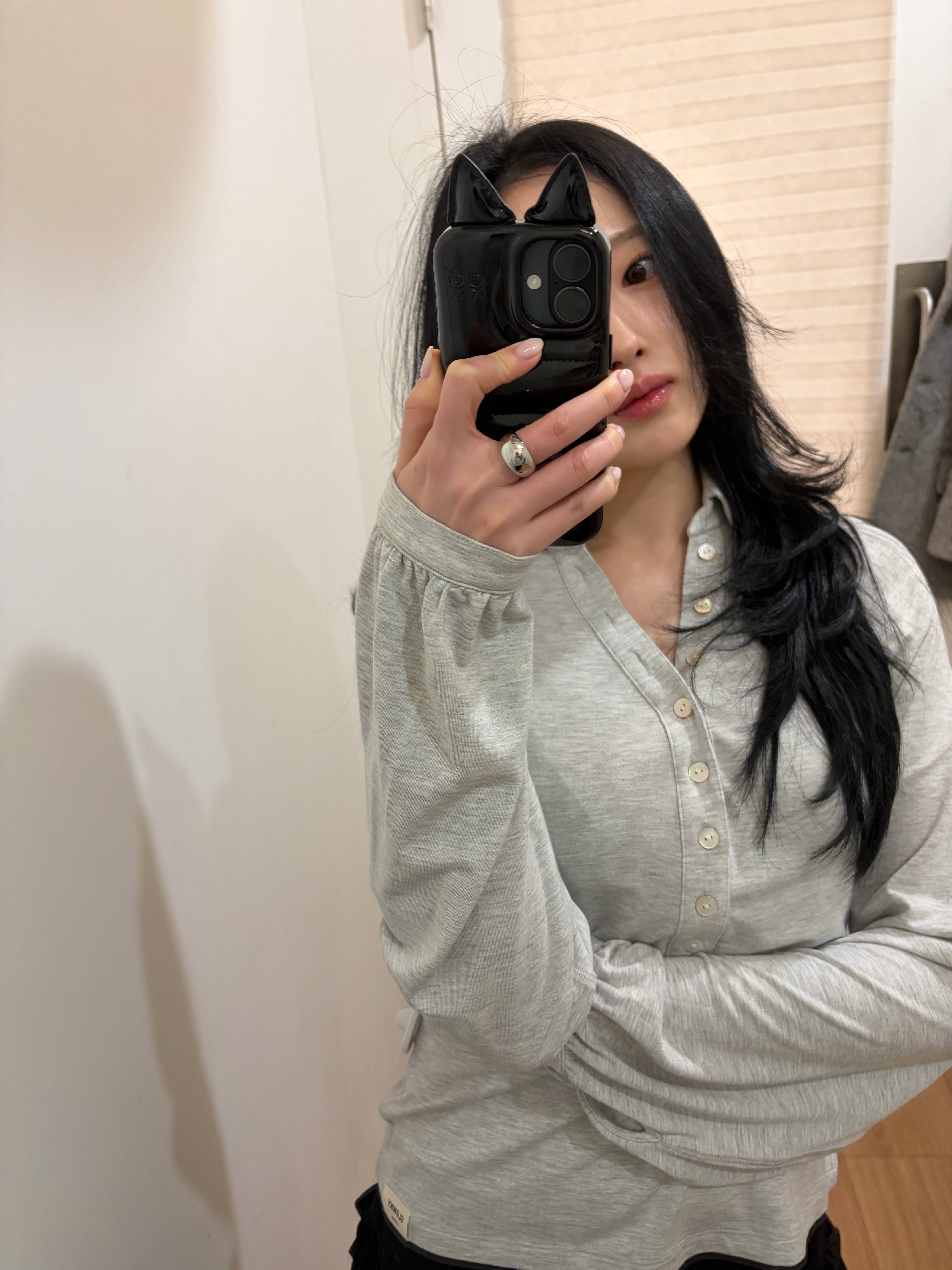 (W) Glowny G Comfort Mini T-Shirt Gray, Urbansophistication x Bratz The Puffer Case Jade 착용 스타일 - 3