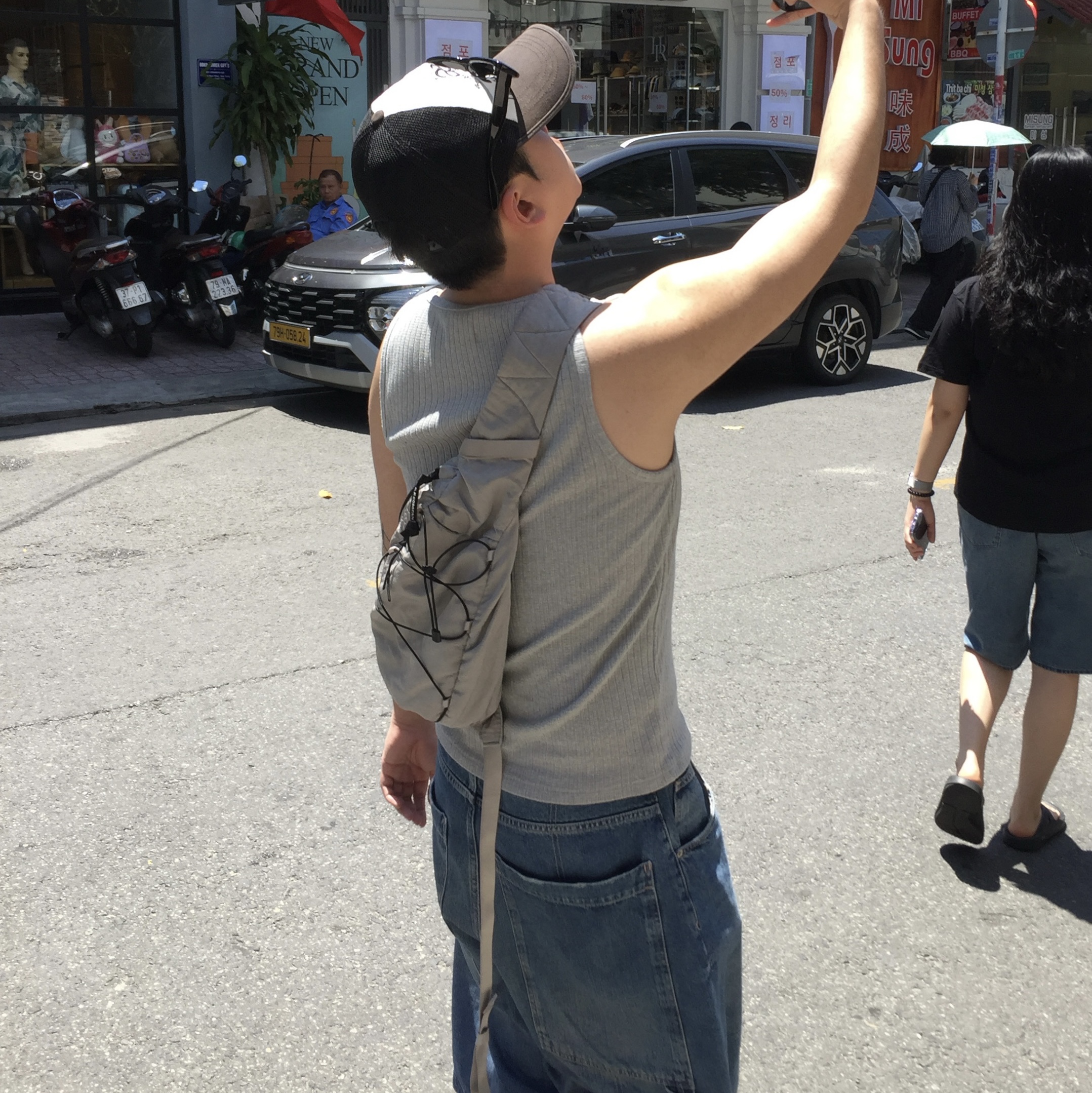C.P. Company Crossbody Bag Dove Grey - 26SS, Zara x Champion Loose Tapered Fit Jeans Mid Blue 착용 스타일 - 4
