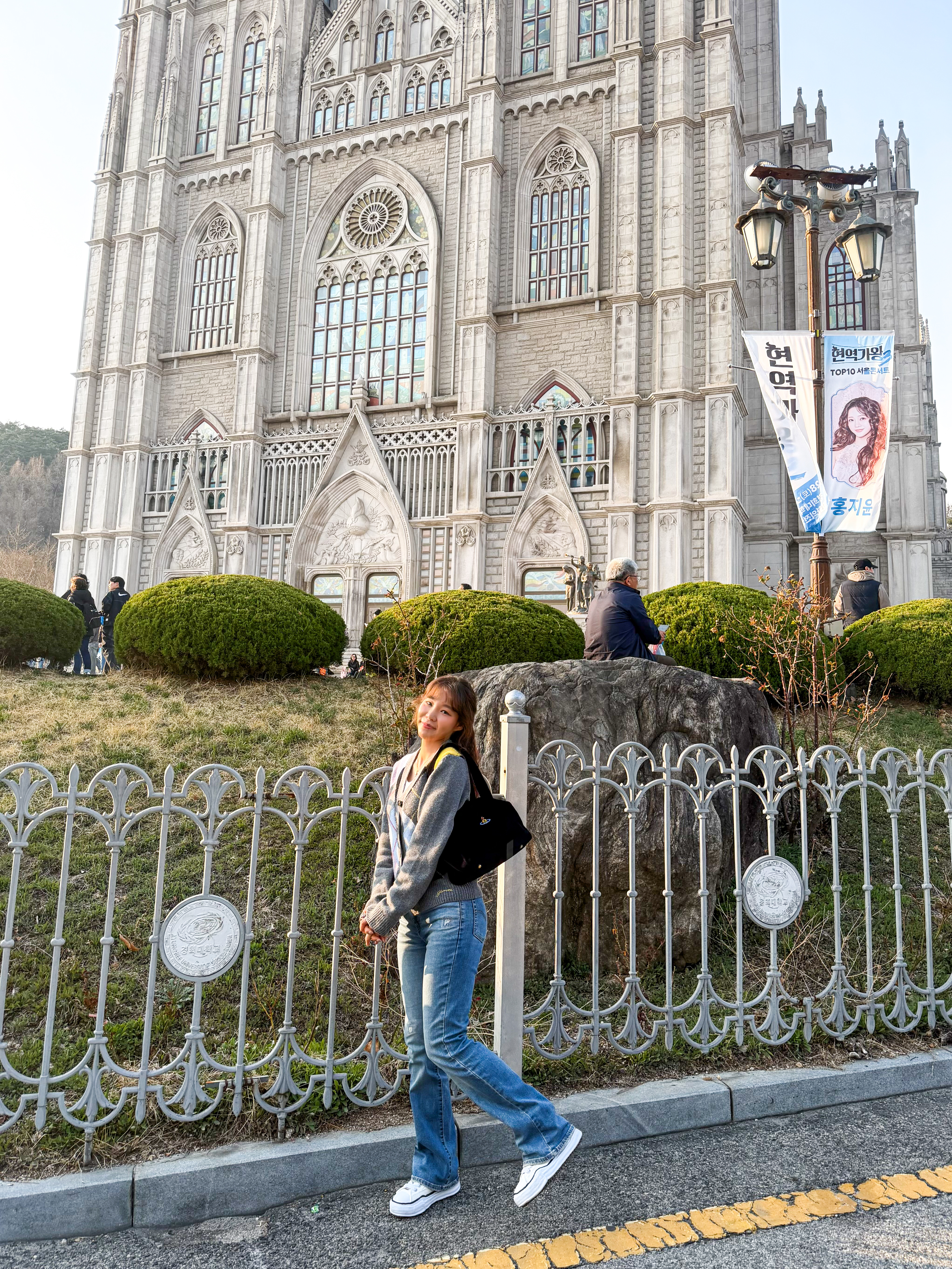 Maison Mihara Yasuhiro Peterson OG Sole Canvas Low Sneakers White, (W) Levi's 726 High Rise Flare Jeans Blue 착용 스타일 - 2