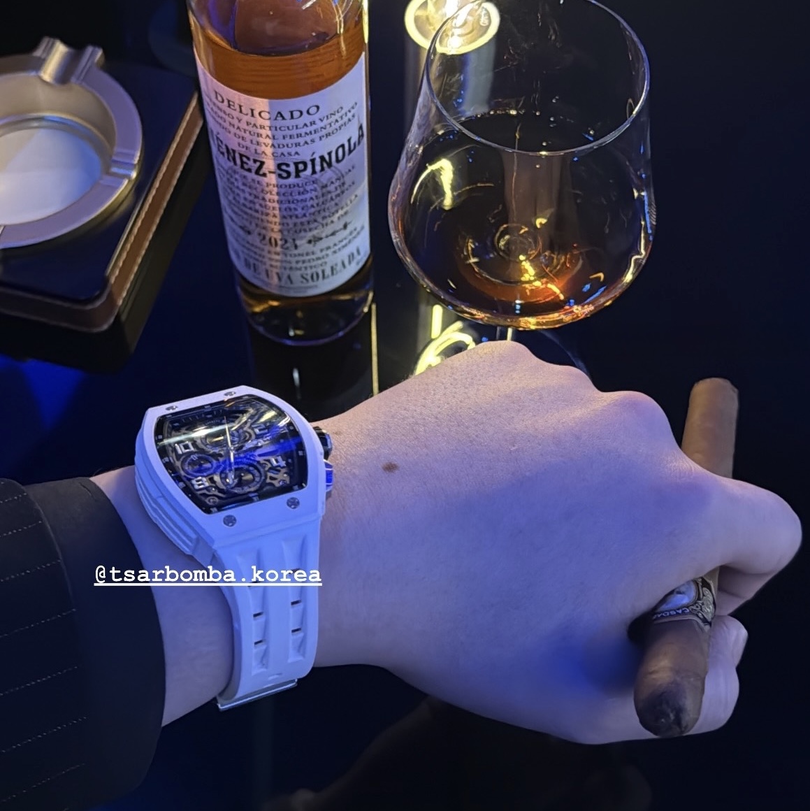 Tsar Bomba Elemental Bioceramic Chronograph Calendar Quartz TB8224B-01 White 착용 스타일
