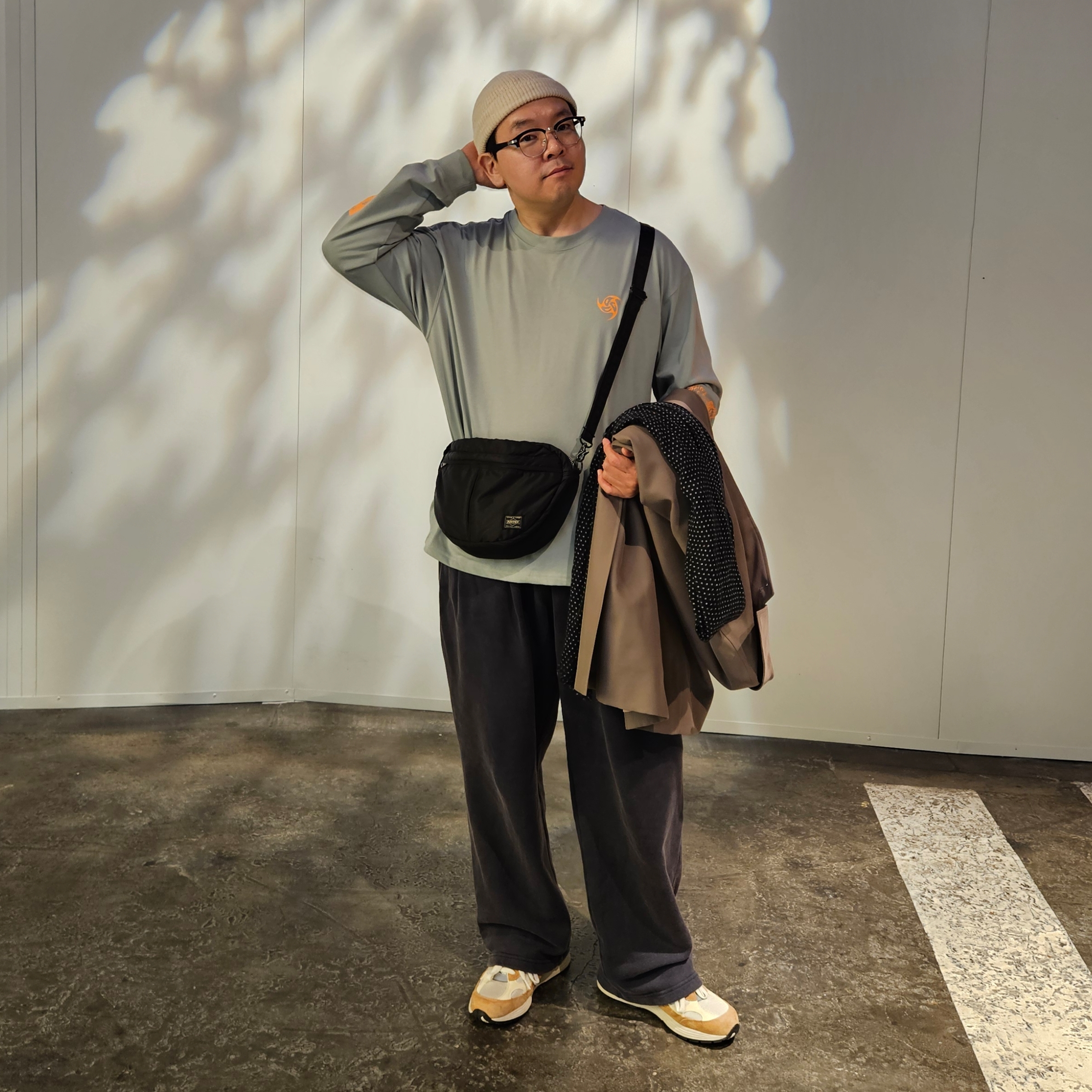 New Balance 992 Made in USA Sweet Caramel Calcium, Porter Tanker Shoulder Bag Black 착용 스타일 - 1