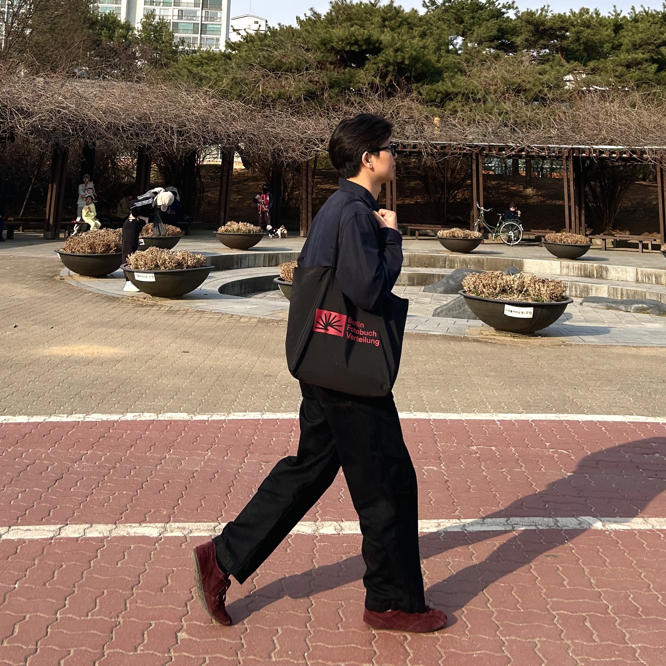 Berlin Photobook Distribution Bfv 001 Bag Black 착용 스타일