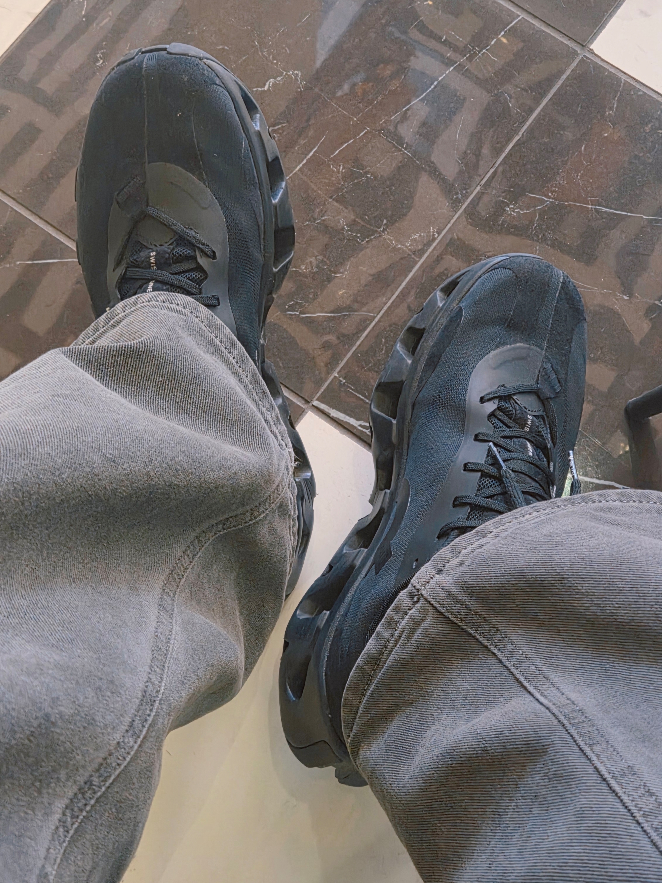 On Running x Kith K-Tech 1 Black 착용 스타일 - 1