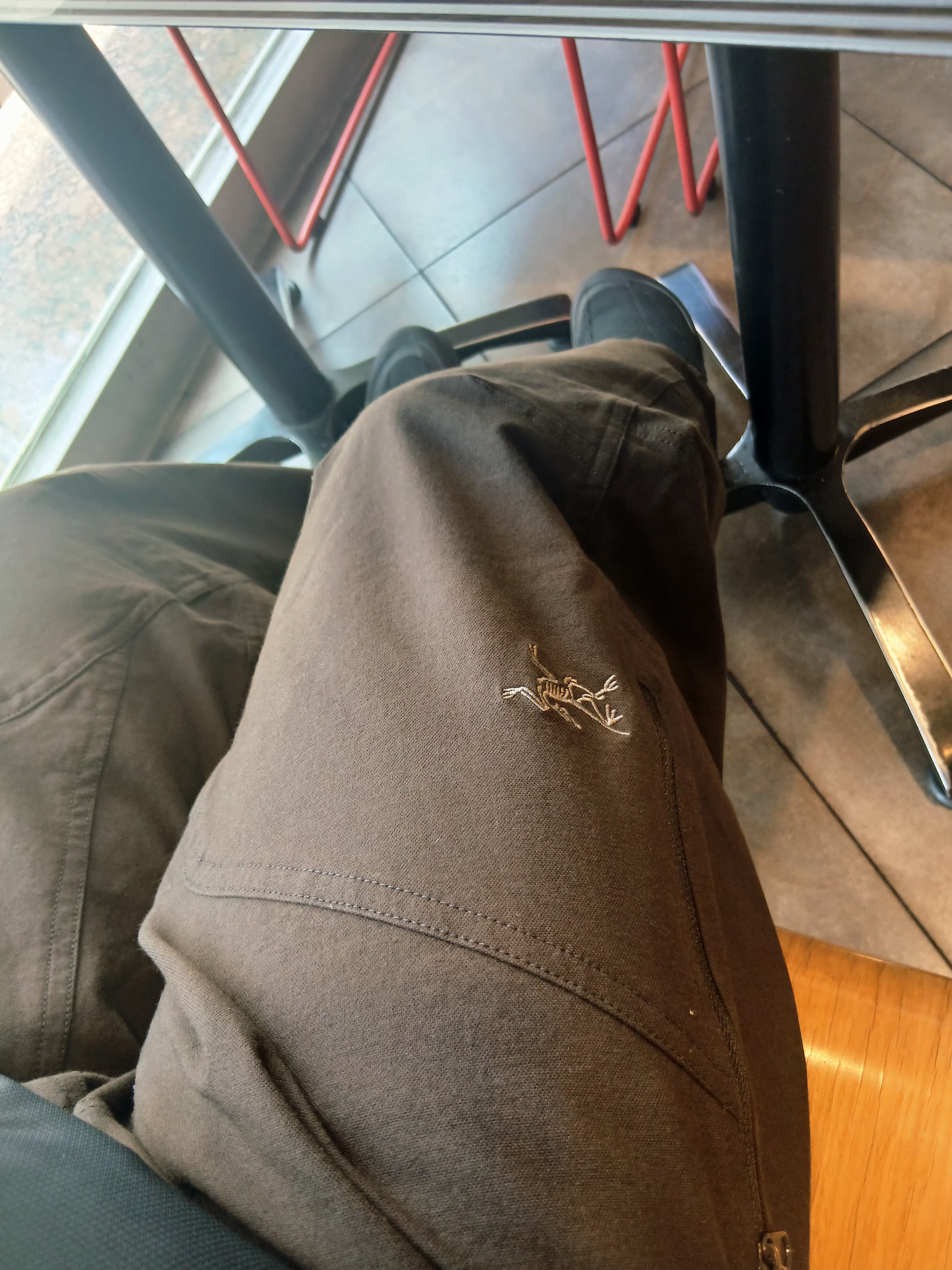 Arc'teryx Gore 5 Panel Cap Black, Arc'teryx Squamish Hoody Black 착용 스타일 - 7