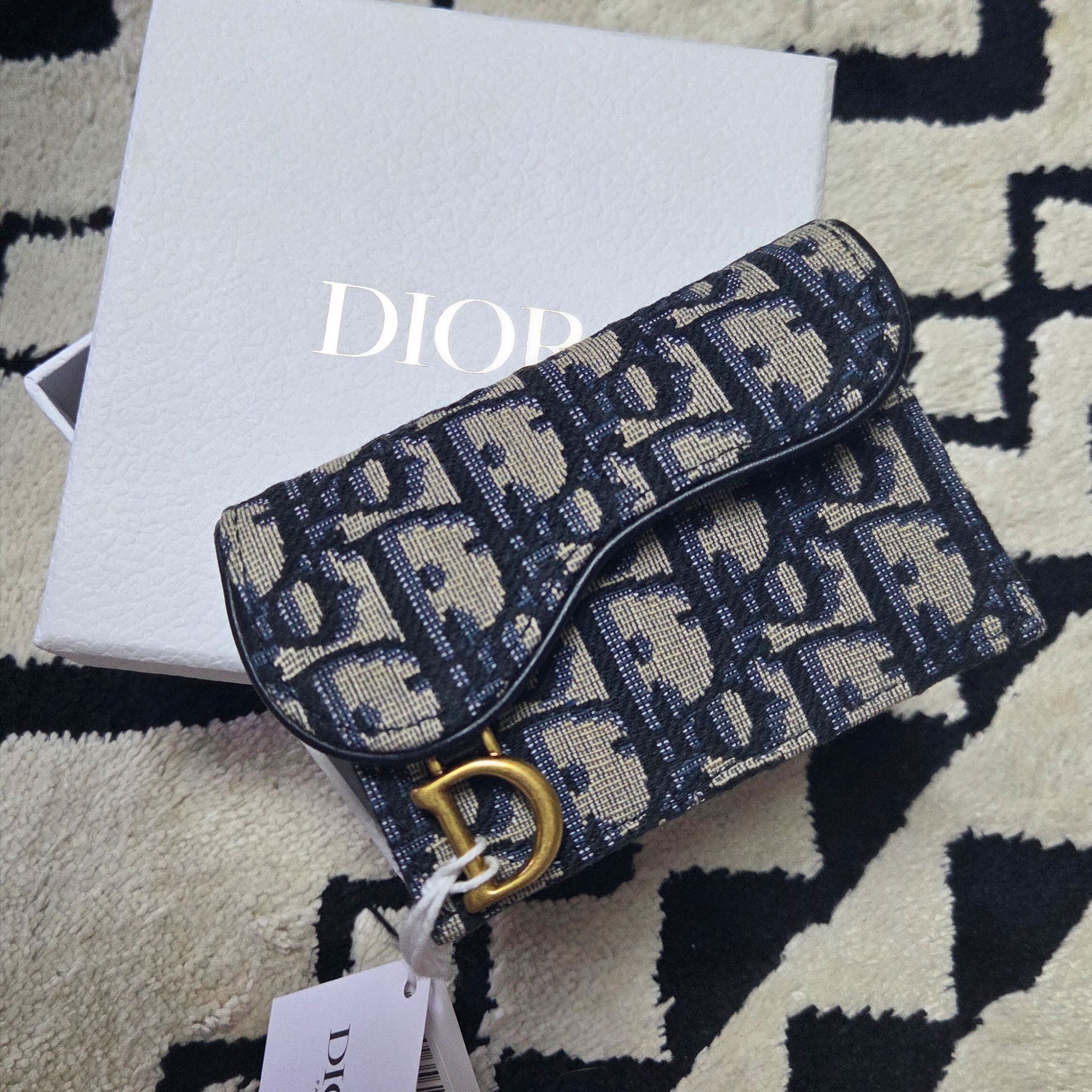 Dior Saddle Flap Card Holder Blue Dior Oblique Jacquard 착용 스타일