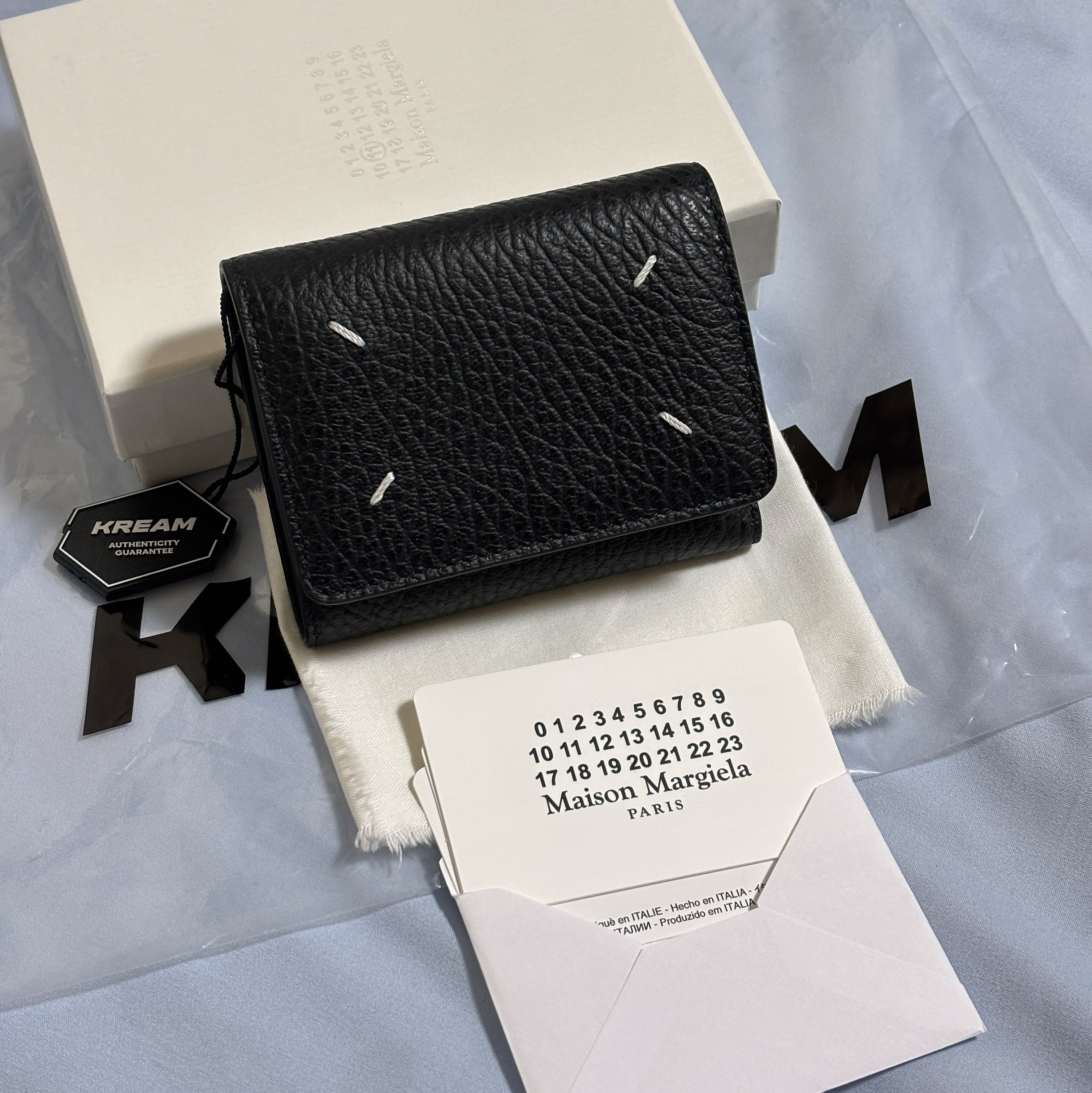 Maison Margiela Zip Compact Tri-Fold Wallet Black 착용 스타일 - 1