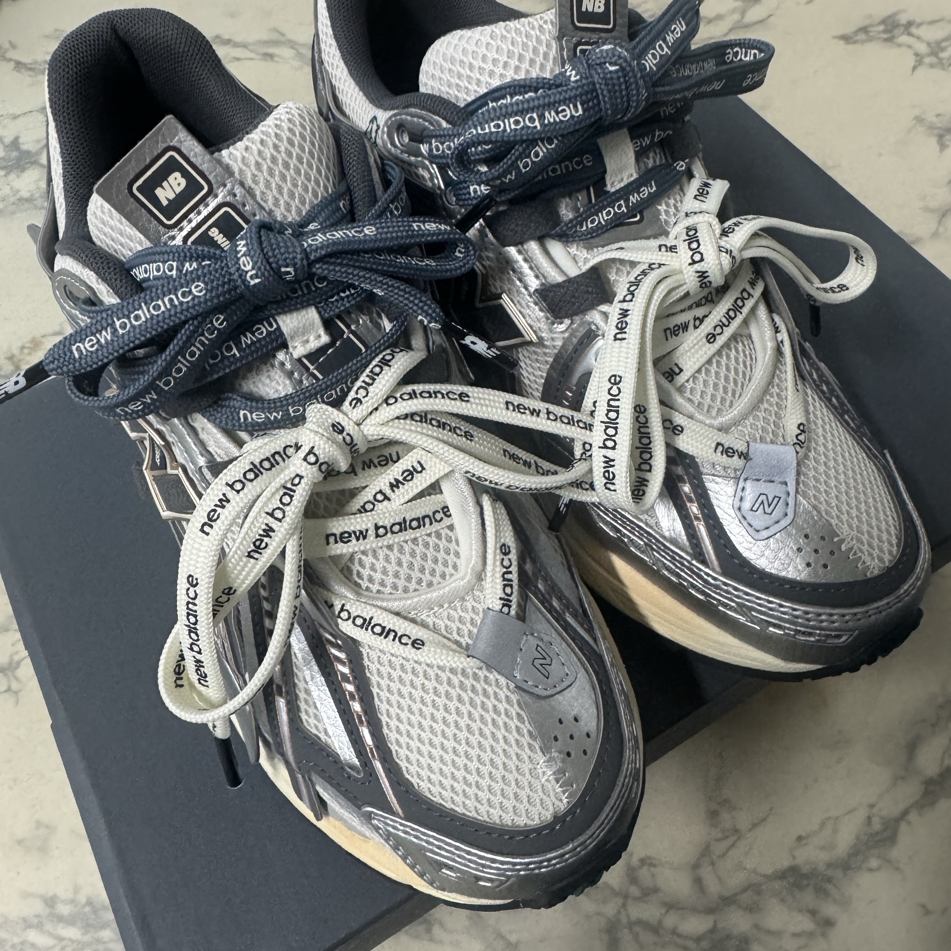 New Balance 1906A Silver Metallic Castlerock 착용 스타일