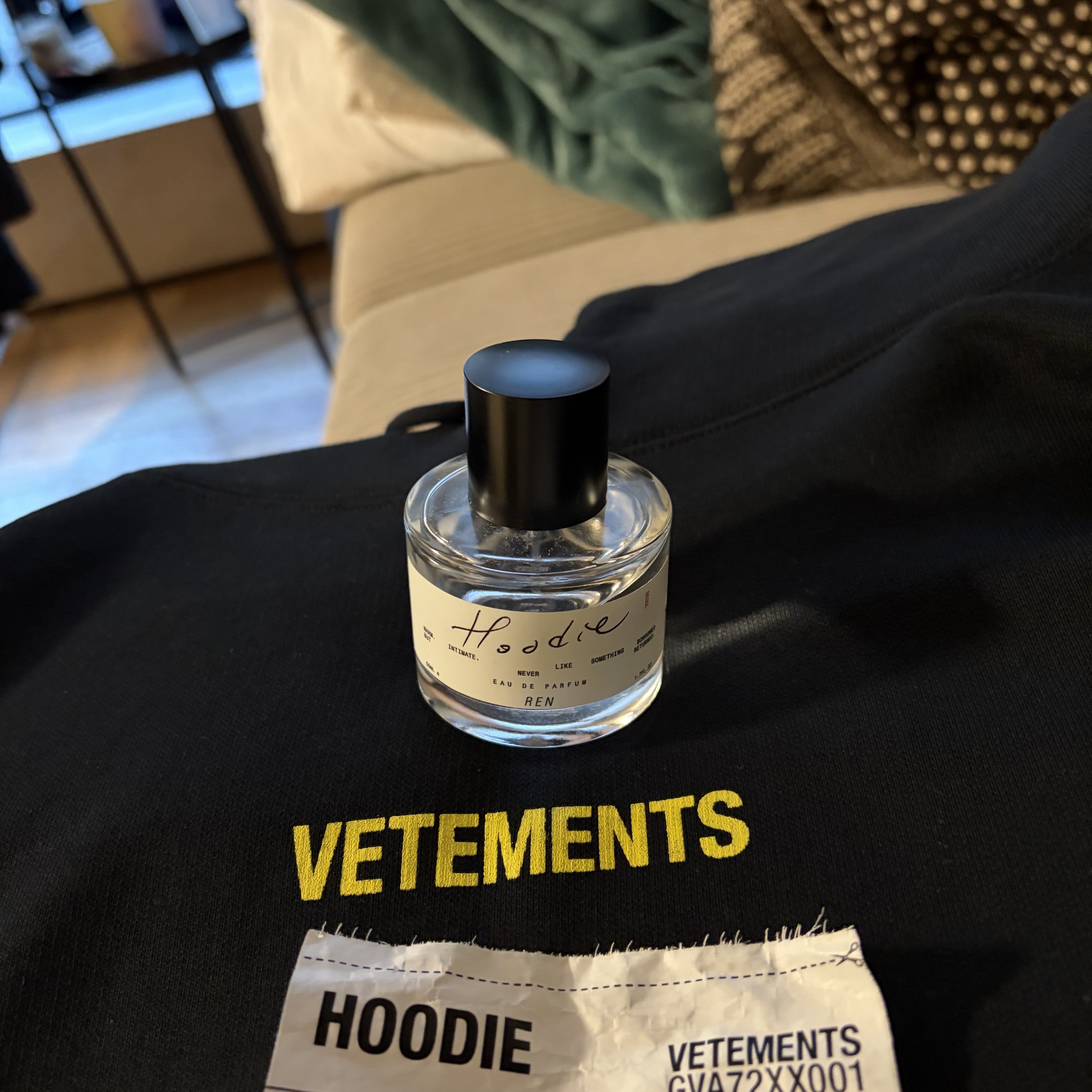 [KREAM 단독] REN Hoodie Eau de Parfum 50ml, Vetements Logo Label Hoodie Black Neon Yellow 착용 스타일