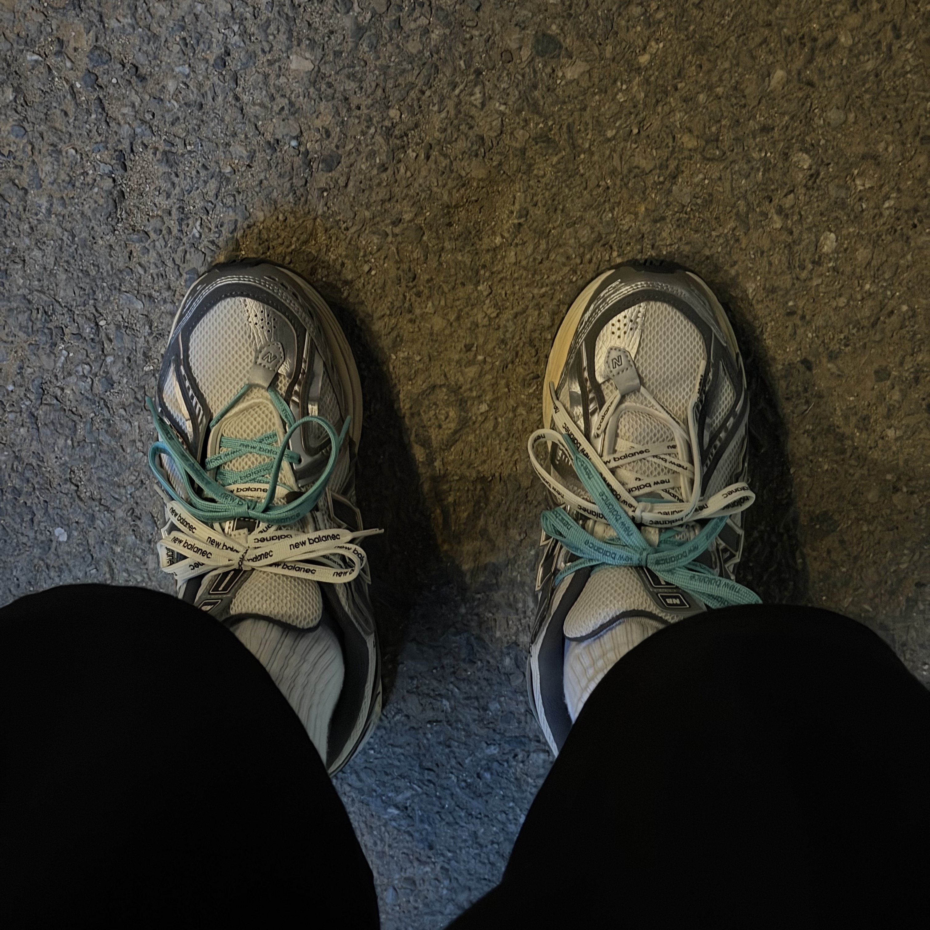 New Balance 1906A Silver Metallic Castlerock 착용 스타일
